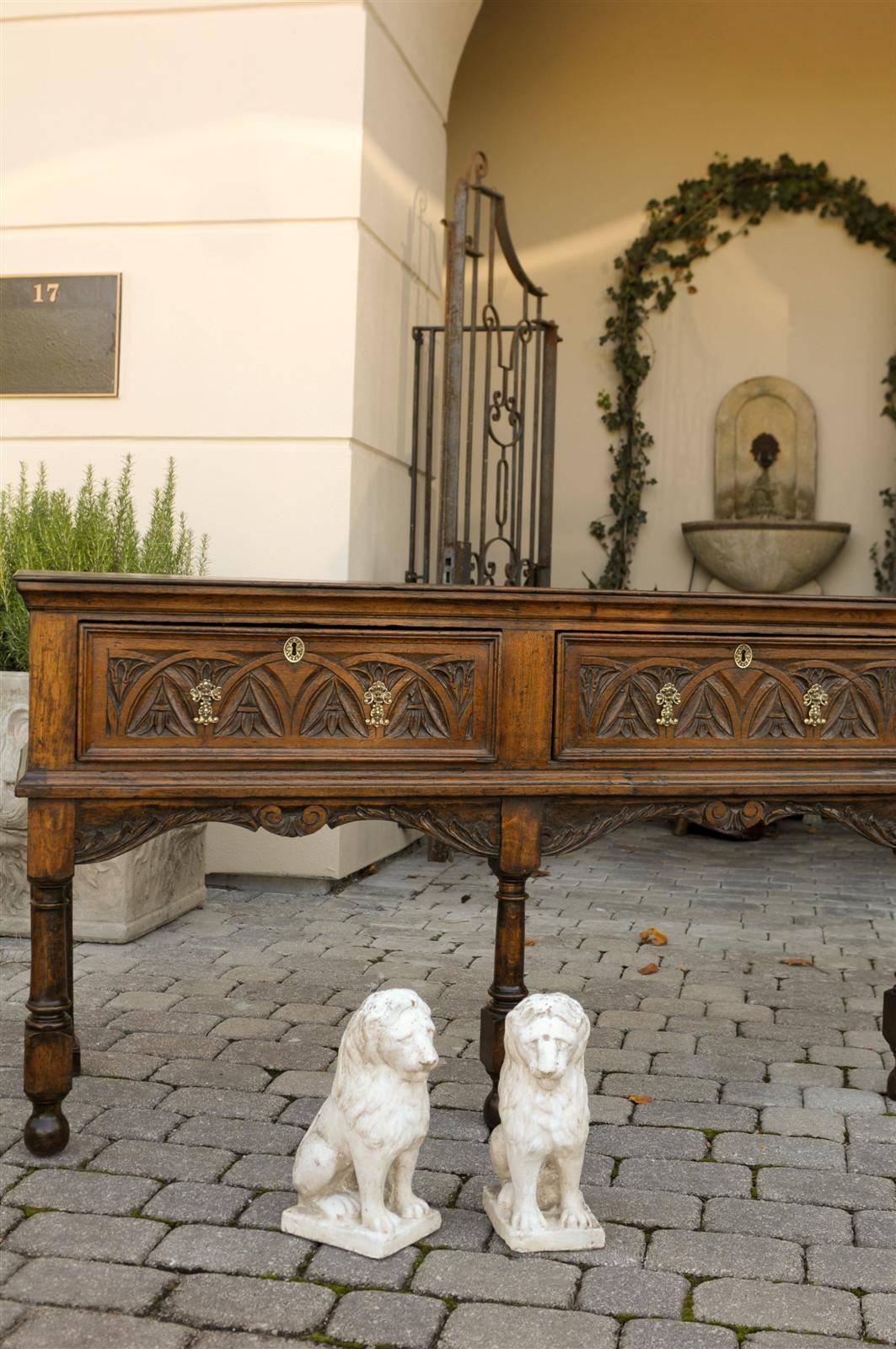 Francese Coppia di piccole sculture di leoni francesi della metà del secolo scorso su basi in vendita