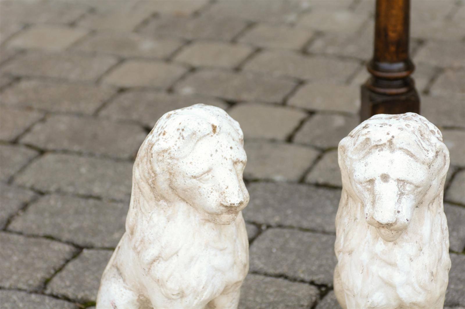 Paar kleine französische Löwen-Skulpturen auf Sockeln, Mid-Century Modern im Angebot 1