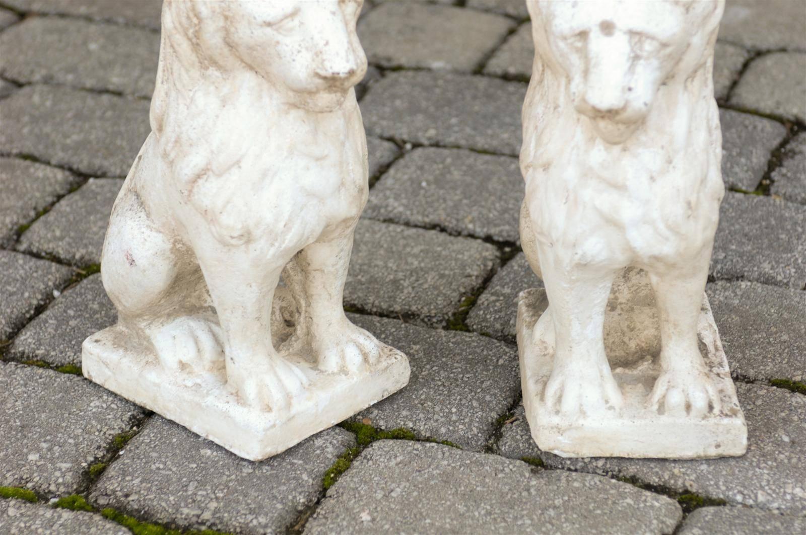 Paar kleine französische Löwen-Skulpturen auf Sockeln, Mid-Century Modern (Zusammensetzung) im Angebot