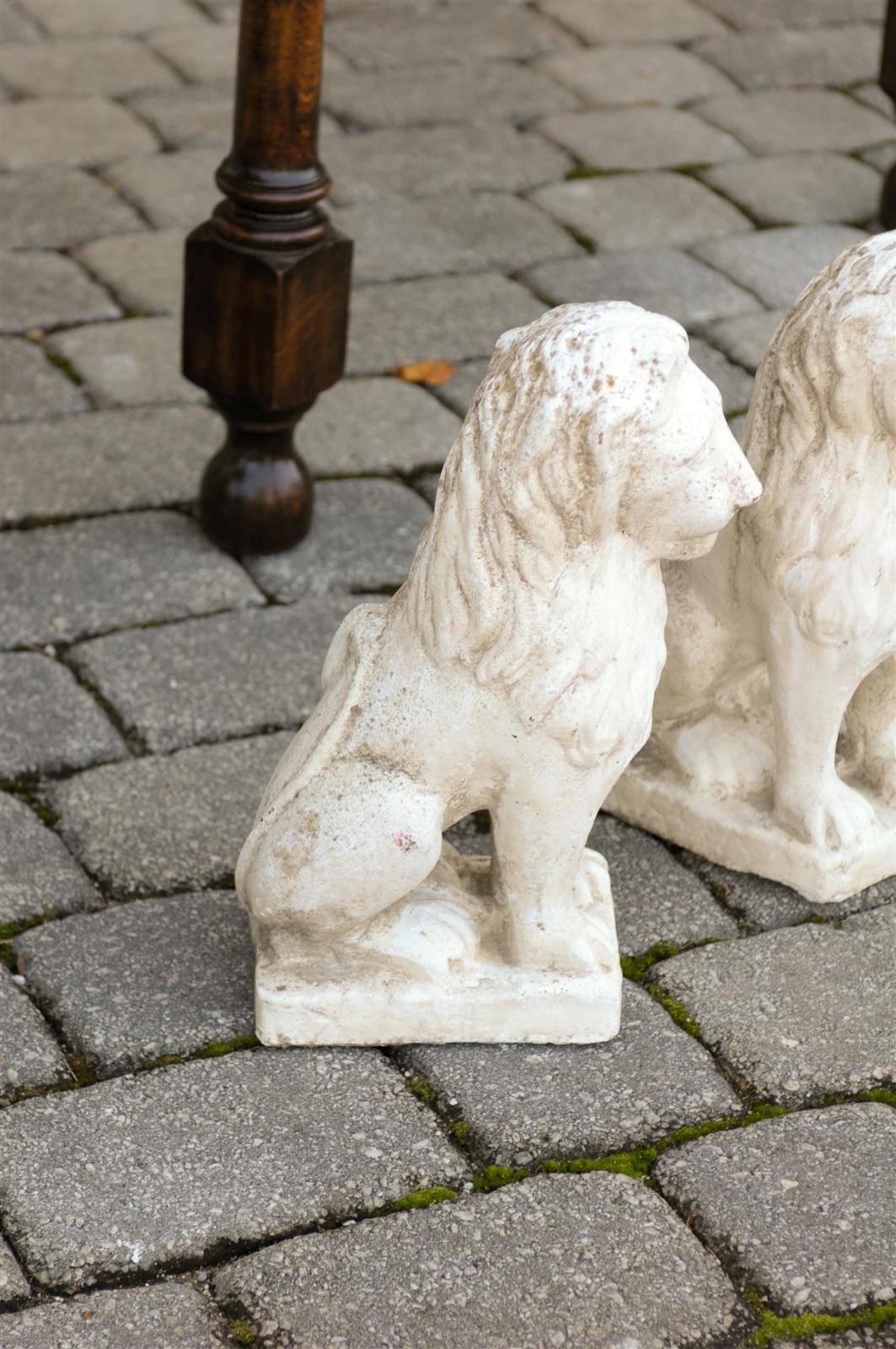 Paar kleine französische Löwen-Skulpturen auf Sockeln, Mid-Century Modern (20. Jahrhundert) im Angebot