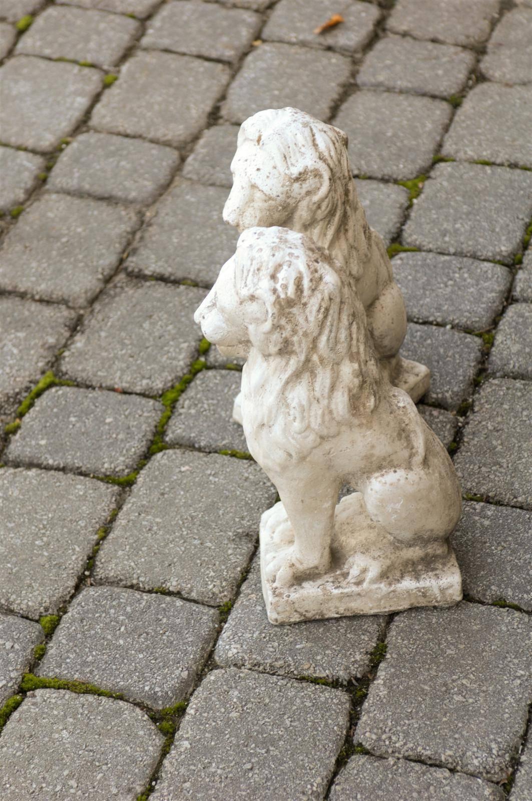 Paar kleine französische Löwen-Skulpturen auf Sockeln, Mid-Century Modern im Angebot 3