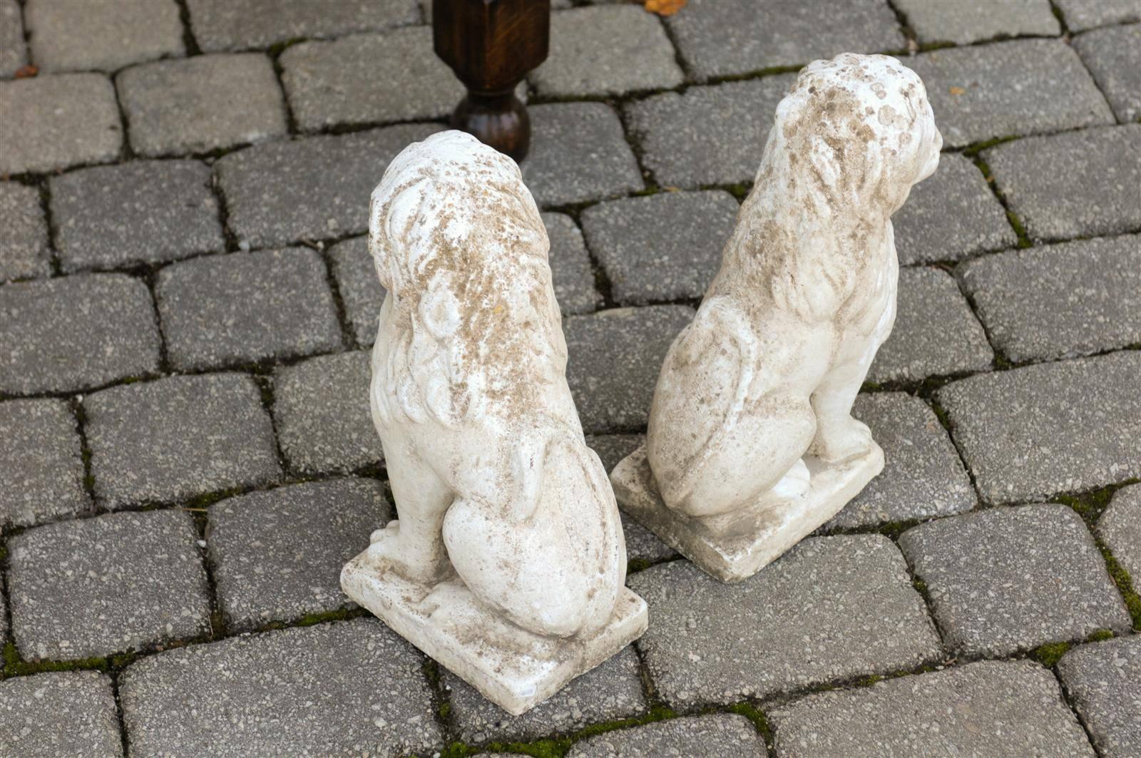 Paar kleine französische Löwen-Skulpturen auf Sockeln, Mid-Century Modern im Angebot 2