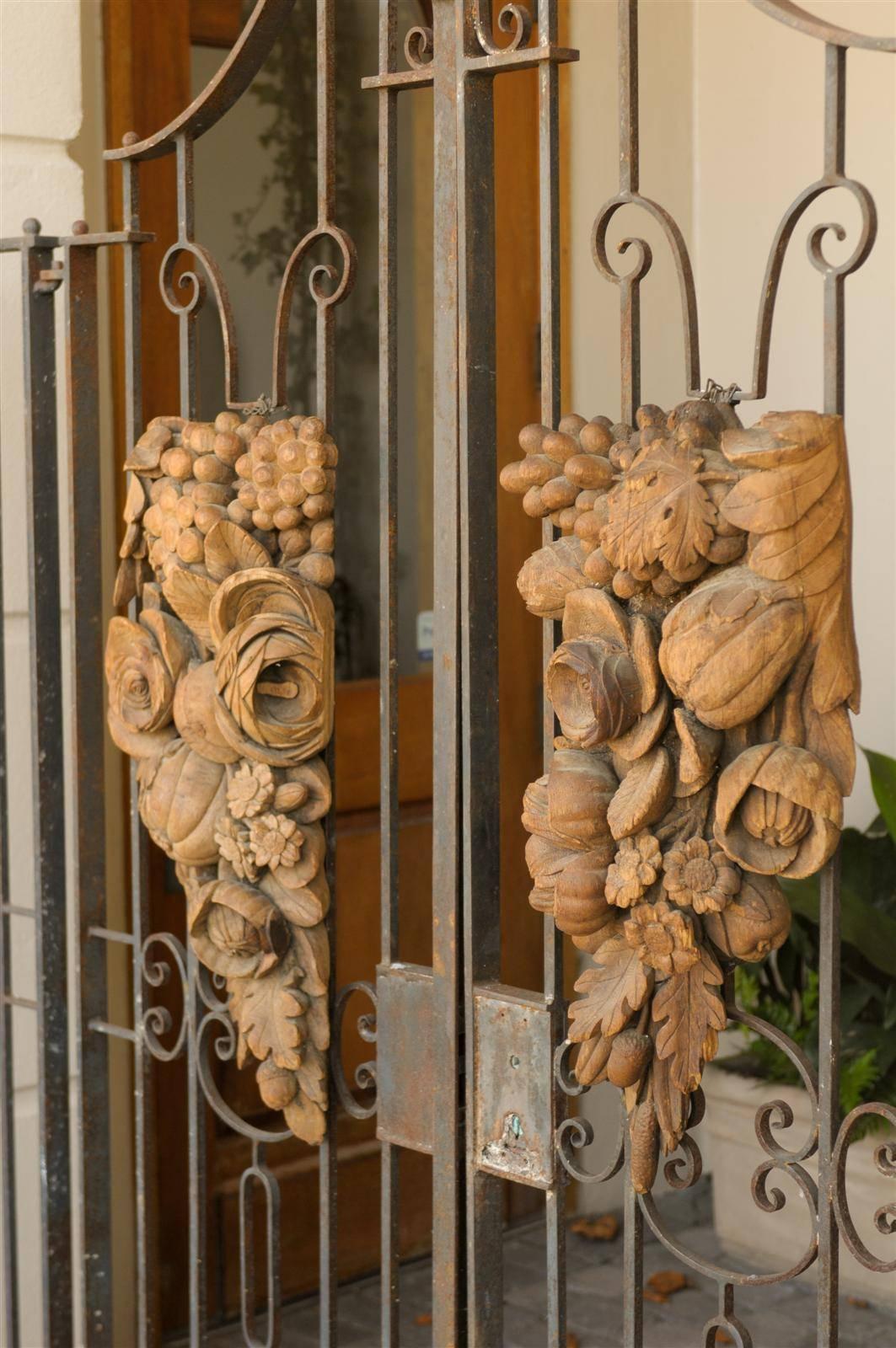 This pair of English wooden architectural carvings were made in the late 19th century in the manner of Grinling Gibbons, the Dutch-British sculptor and wood carver from the 17th-18th century who worked at Windsor Castle and Hampton Court. Sculpted