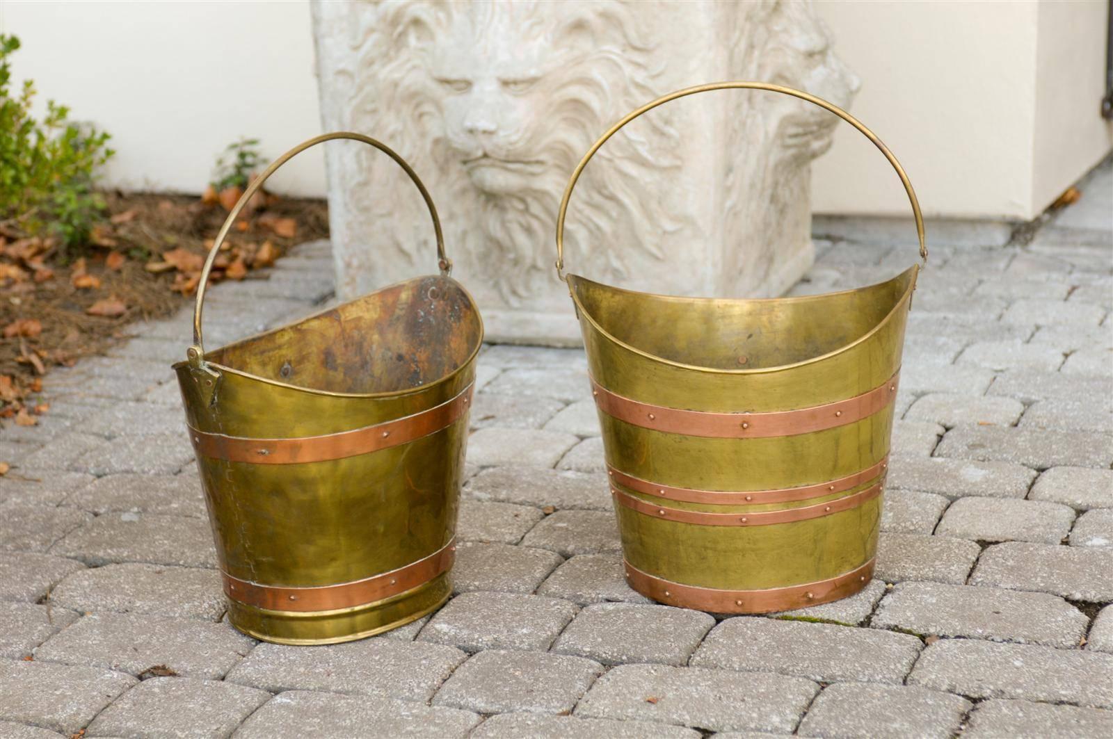 English Wide Mouth Brass Bucket with Copper Straps from the Early 20th Century In Good Condition For Sale In Atlanta, GA