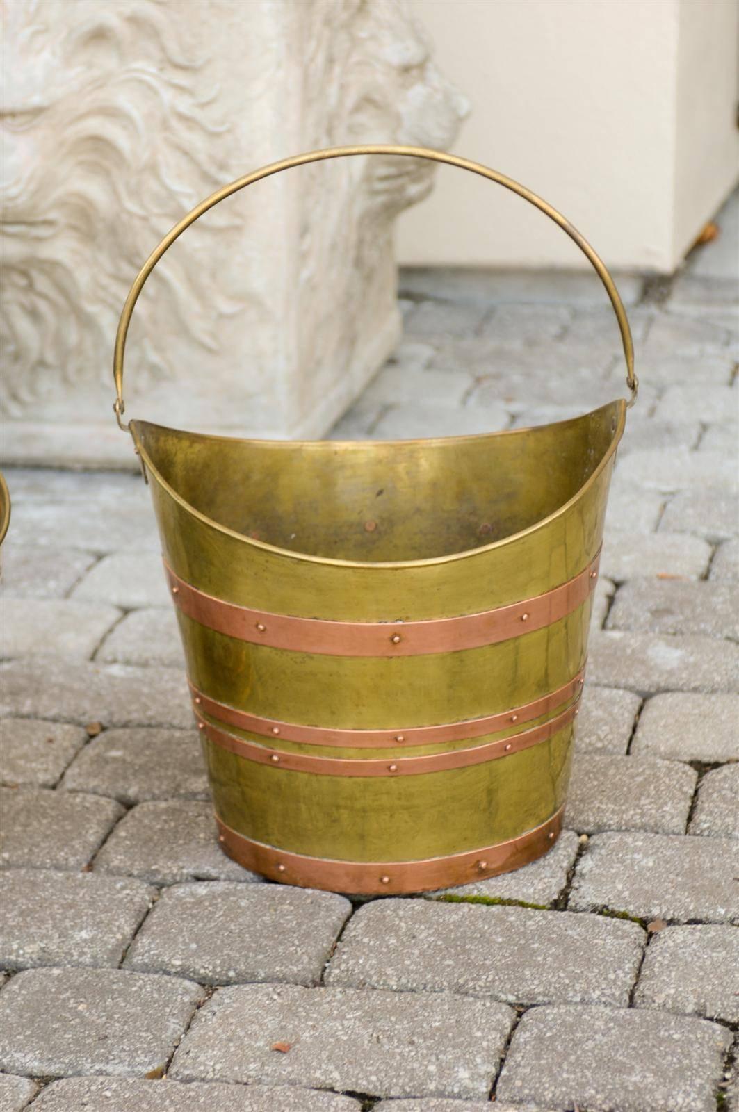 English Wide Mouth Brass Bucket with Copper Straps from the Early 20th Century For Sale 3