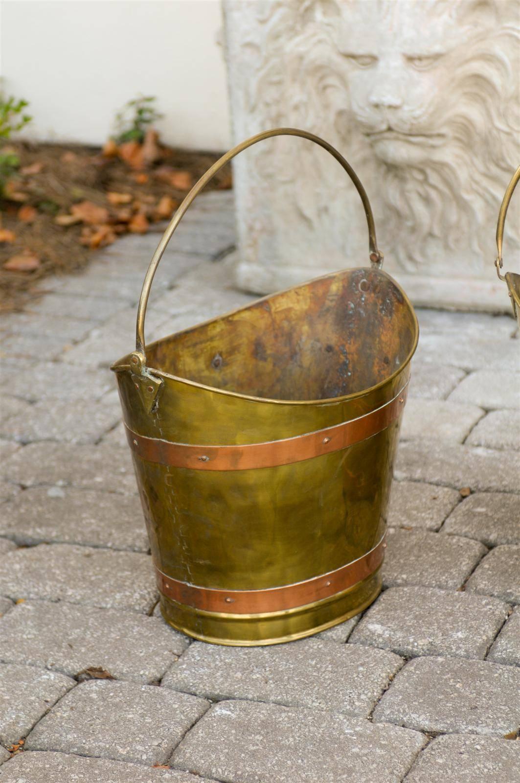 English Wide Mouth Brass Bucket with Copper Straps from the Early 20th Century For Sale 2