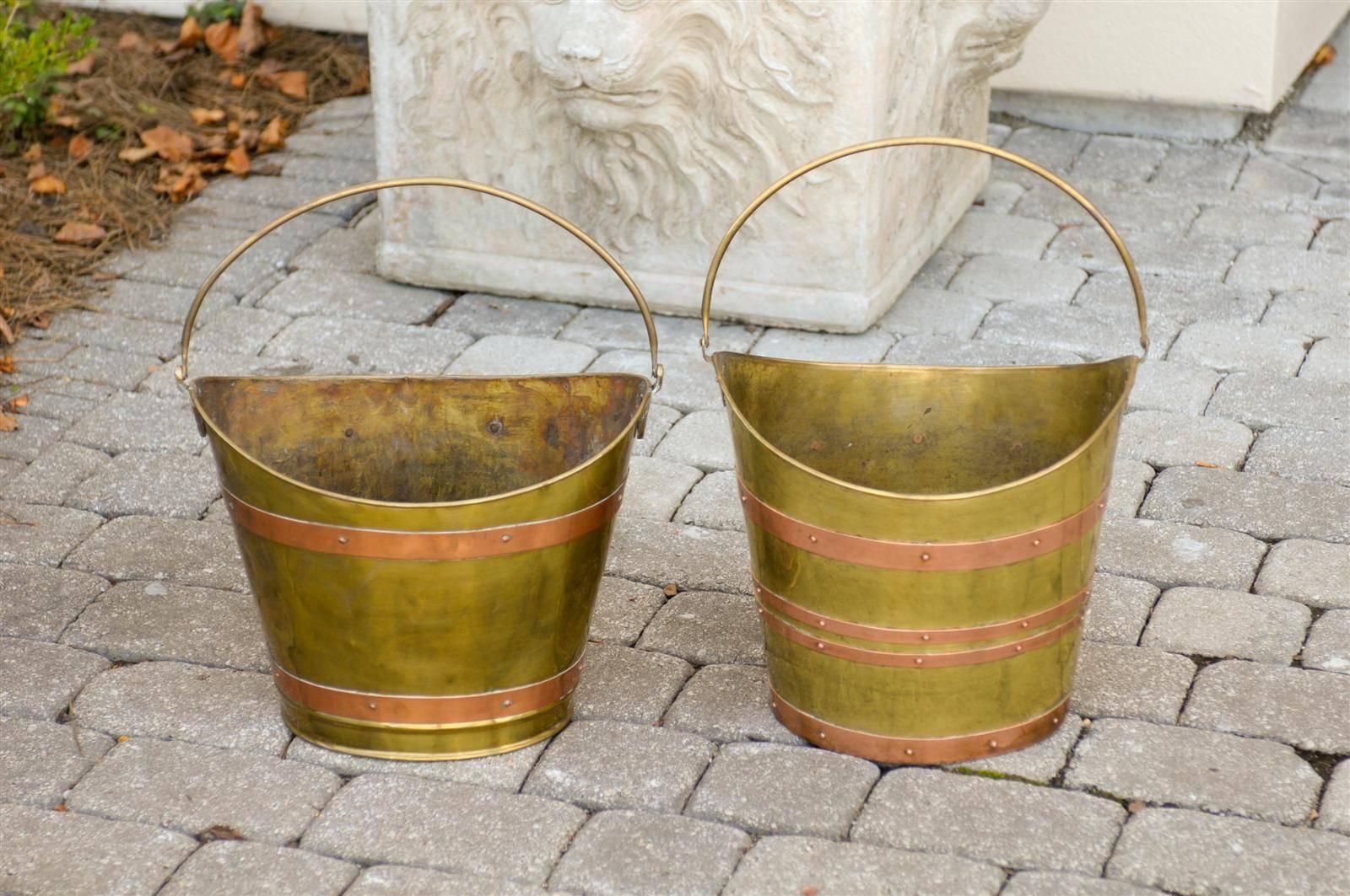 English Wide Mouth Brass Bucket with Copper Straps from the Early 20th Century For Sale 1