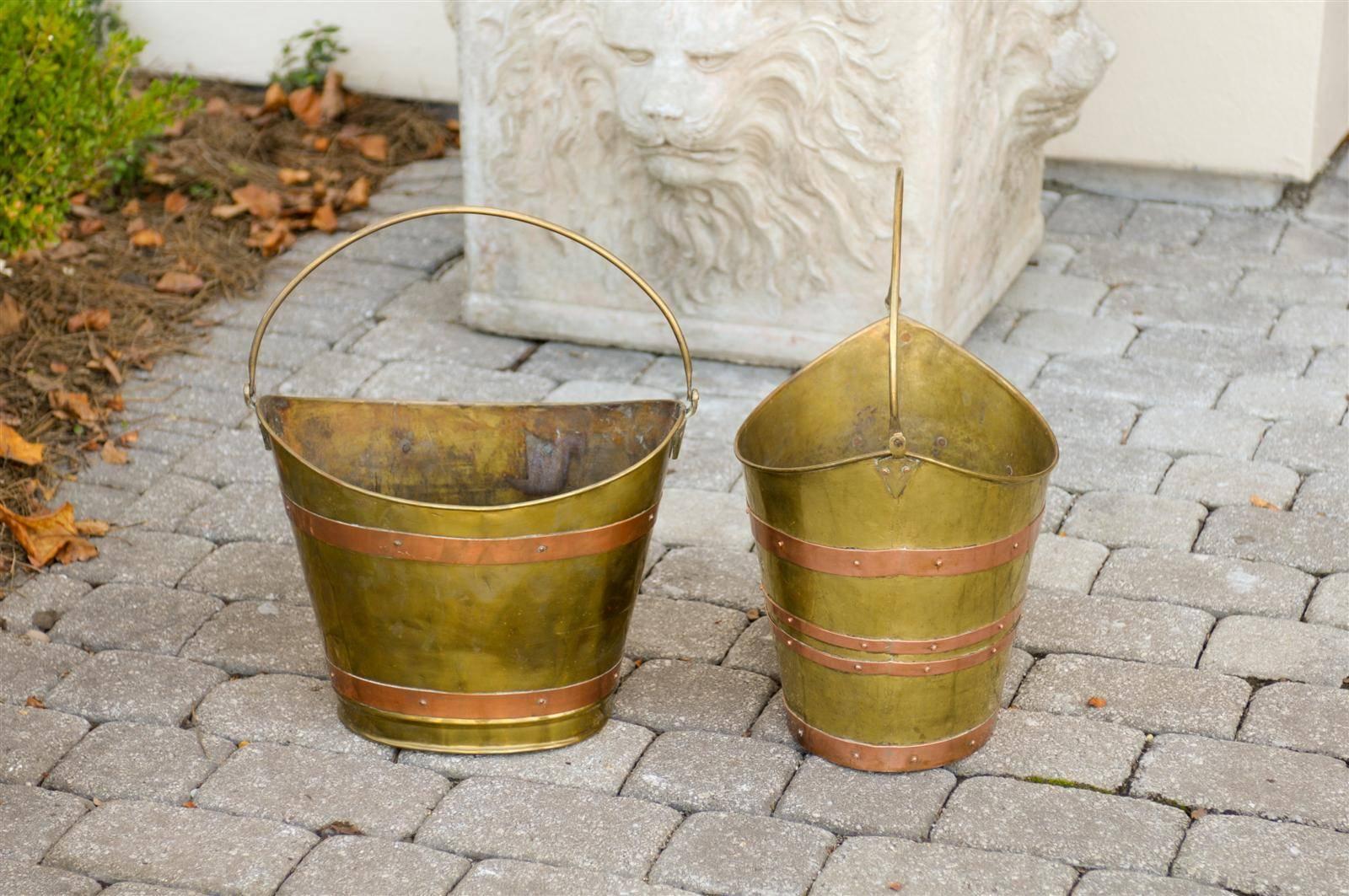 Ottone Secchio inglese a bocca larga in ottone con cinghie in rame dell'inizio del XX secolo in vendita