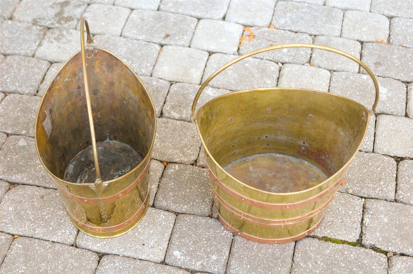 English Wide Mouth Brass Bucket with Copper Straps from the Early 20th Century For Sale 4