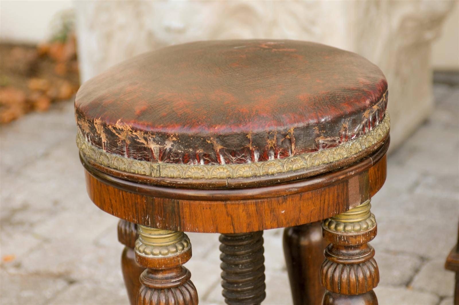 Pelle Sgabello rotondo inglese del primo Ottocento Regency con seduta regolabile in pelle rossa in vendita