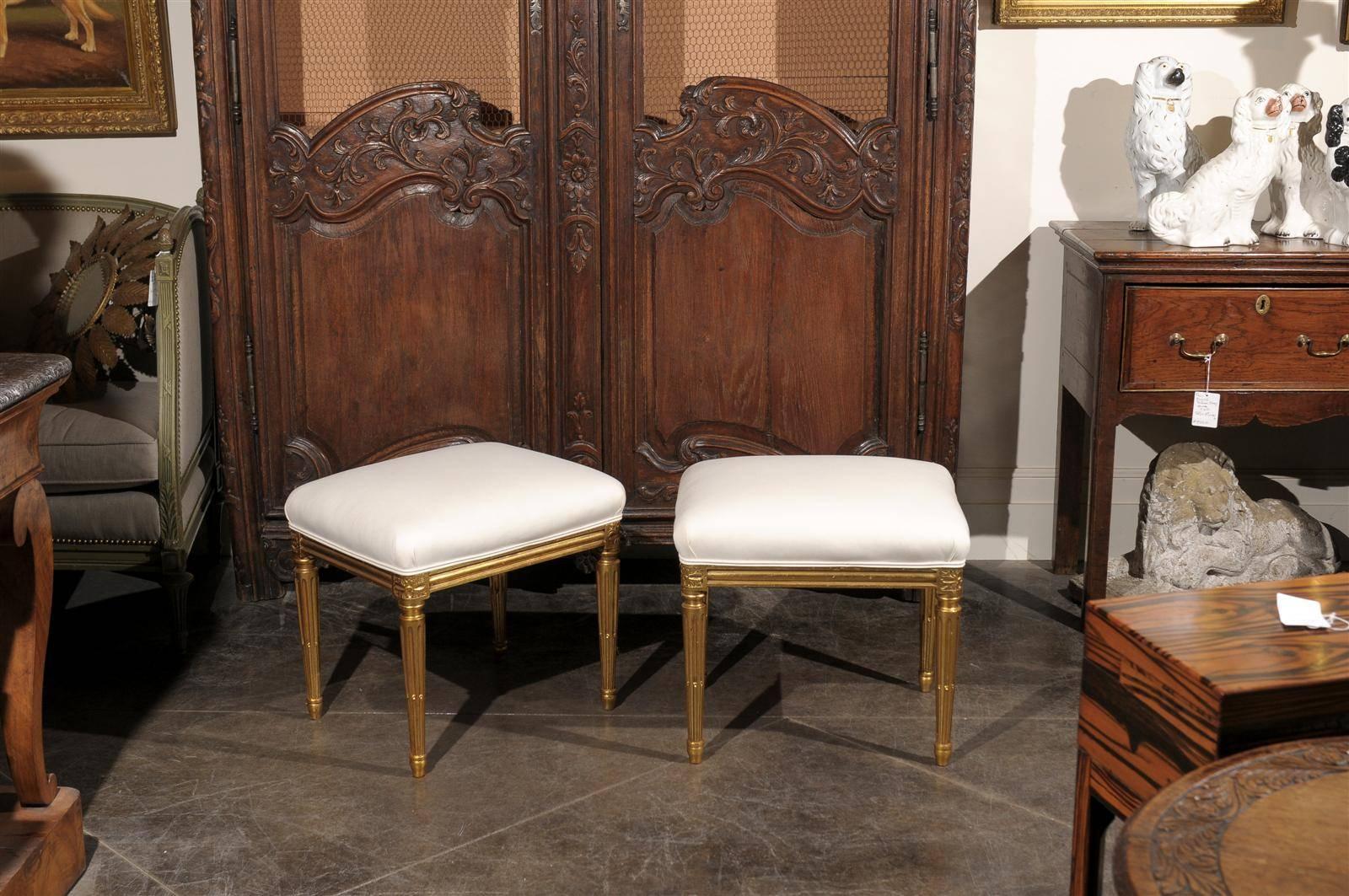 Pareja de taburetes franceses de principios del siglo XX tapizados con patas de madera dorada Luis XVI en venta