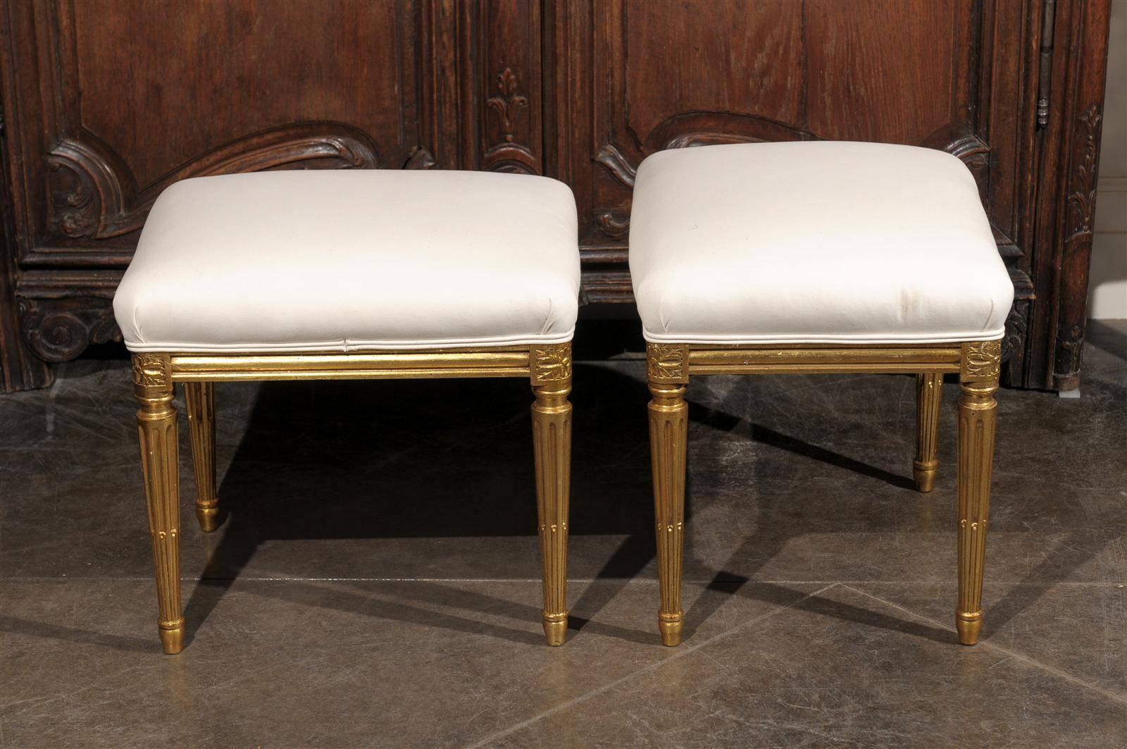 Pareja de taburetes franceses de principios del siglo XX tapizados con patas de madera dorada en venta 3
