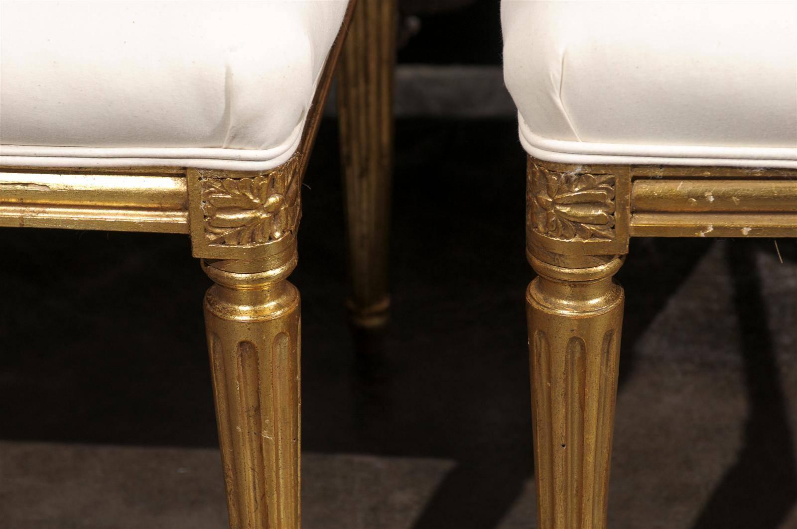 Muslin Pair of French Early 20th Century Upholstered Stools with Giltwood Legs For Sale