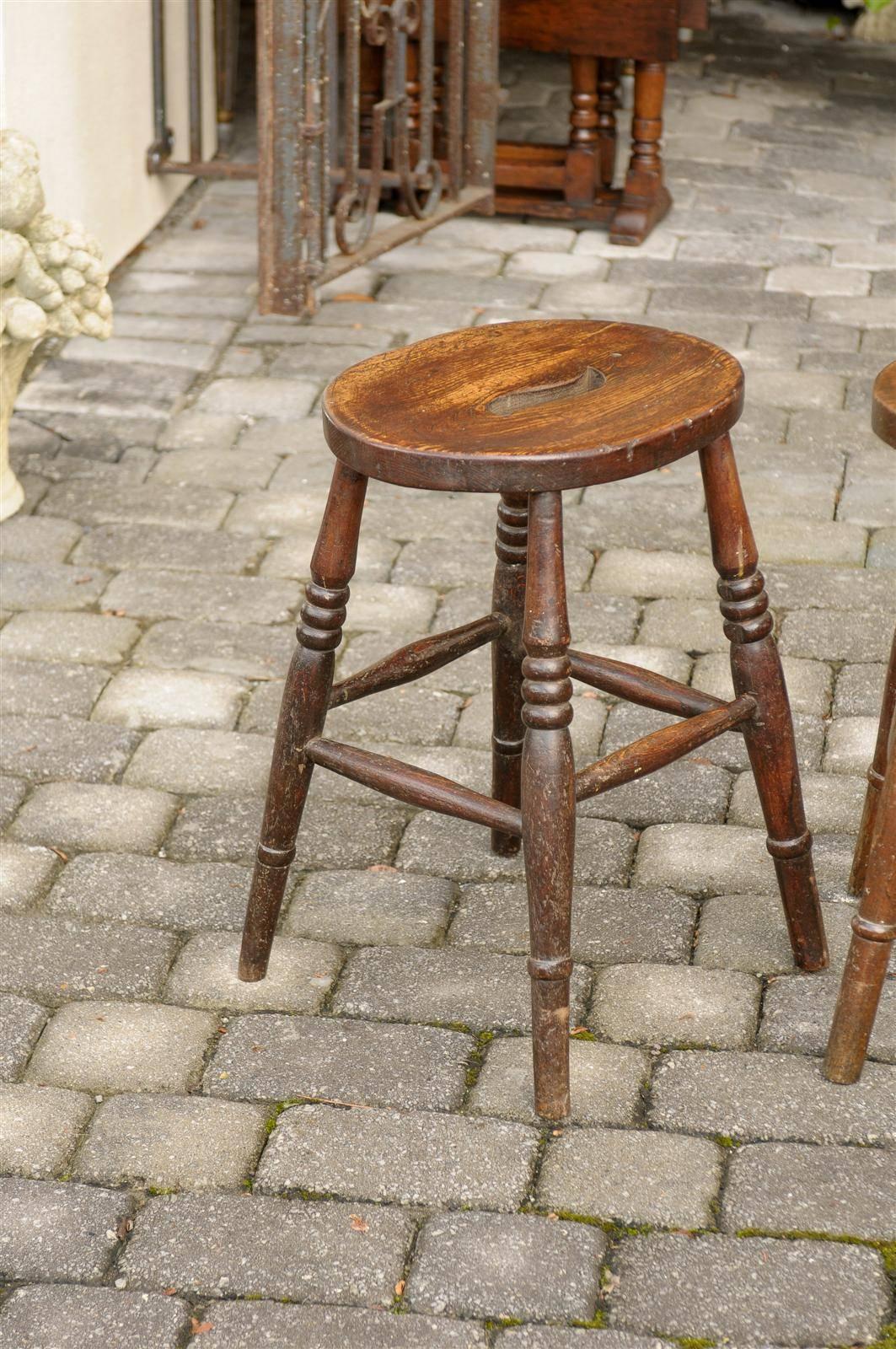 Rustic English 1880s Wooden Stool with Oval Top Carrying Handle and Turned Legs 1