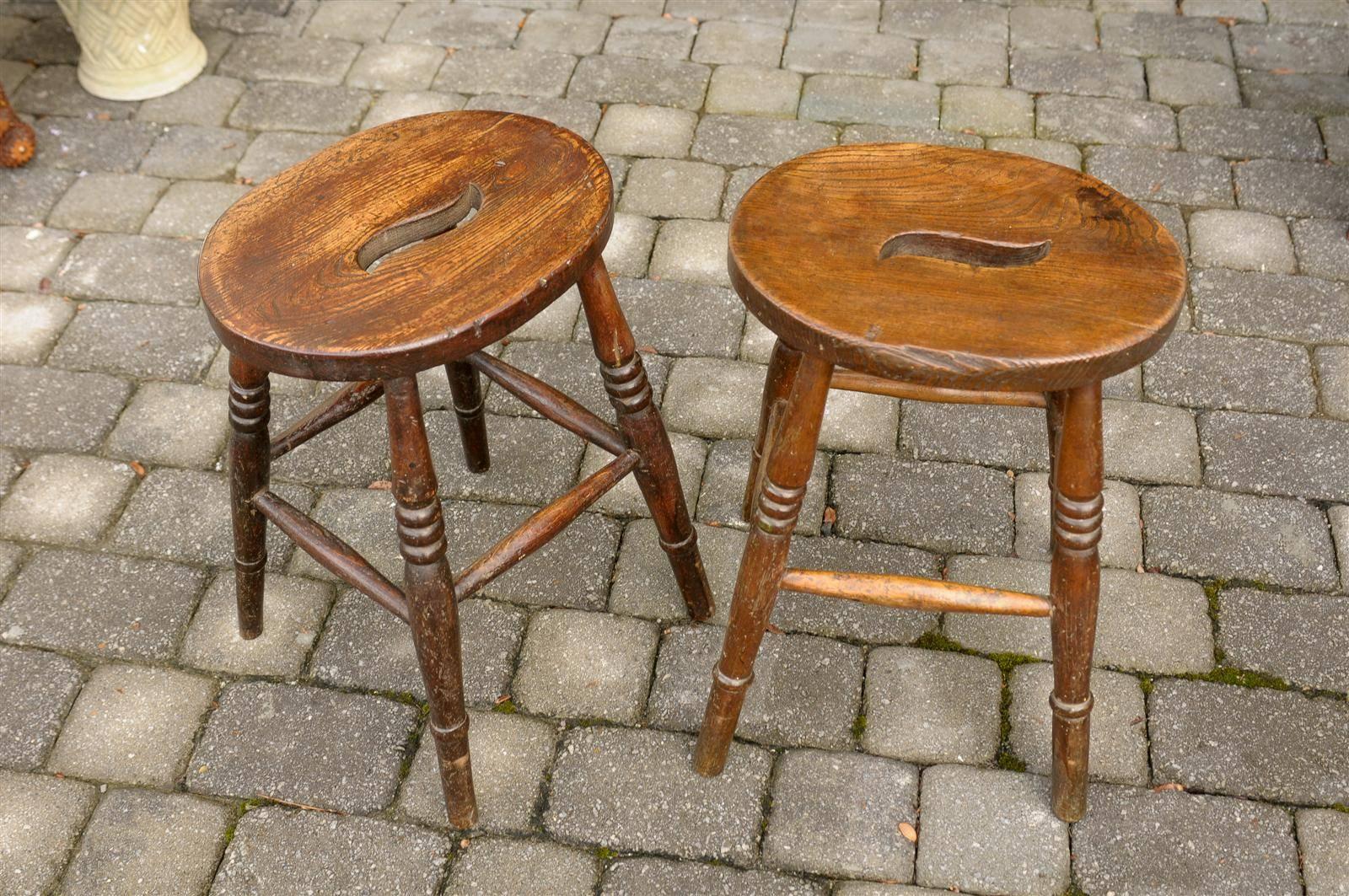 Rustic English 1880s Wooden Stool with Oval Top Carrying Handle and Turned Legs 2