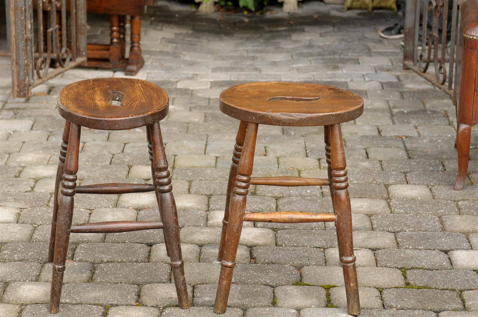 Rustic English 1880s Wooden Stool with Oval Top Carrying Handle and Turned Legs 3