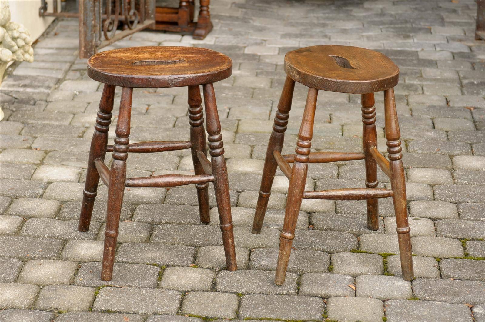 19th Century Rustic English 1880s Wooden Stool with Oval Top Carrying Handle and Turned Legs