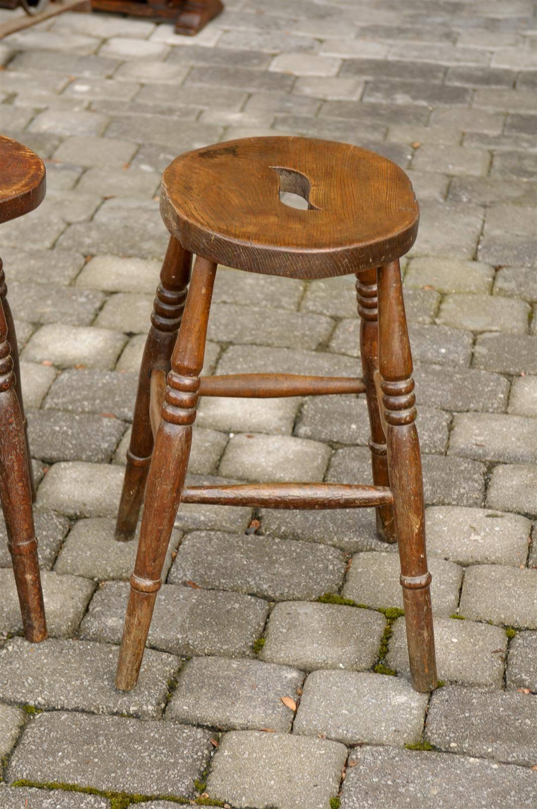 Rustic English 1880s Wooden Stool with Oval Top Carrying Handle and Turned Legs In Good Condition In Atlanta, GA