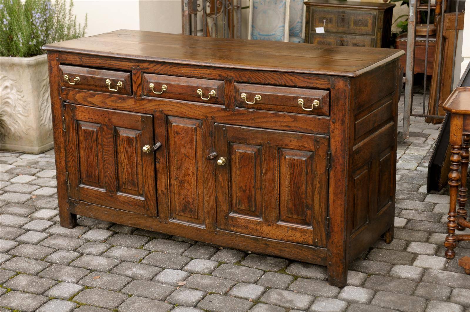English Early 19th Century Oak Buffet with Three Drawers and Two Doors In Good Condition In Atlanta, GA