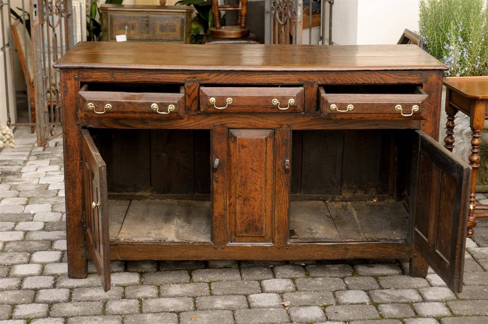 English Early 19th Century Oak Buffet with Three Drawers and Two Doors 3