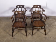 Juego de cuatro sillas de capitán de roble inglés con escudos tallados con un ancla, hacia 1890