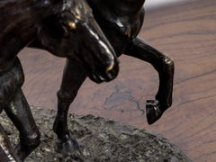 Sculpture anglaise en bronze patiné représentant deux chevaux au galop, datant d'environ 1920
