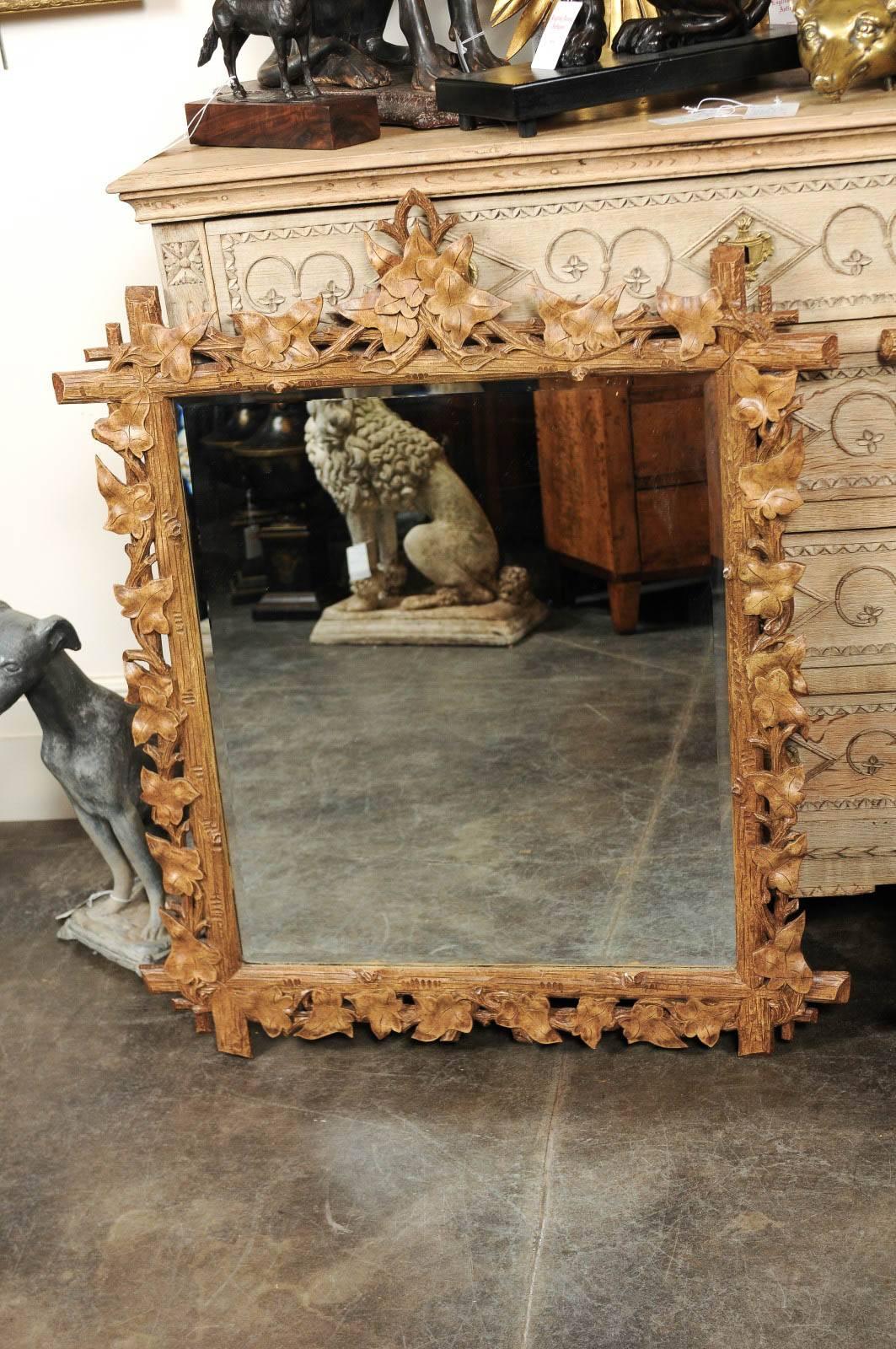 Français Miroir français en faux bois de la Forêt Noire du milieu du 20e siècle avec motifs de feuilles en vente