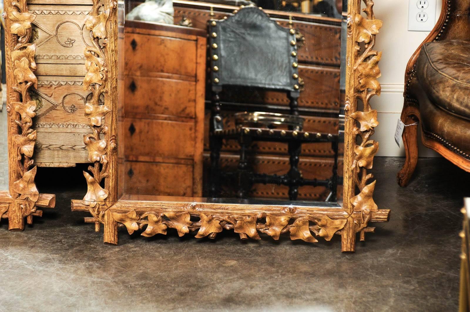 Effet bois Miroir français en faux bois de la Forêt Noire du milieu du 20e siècle avec motifs de feuilles en vente