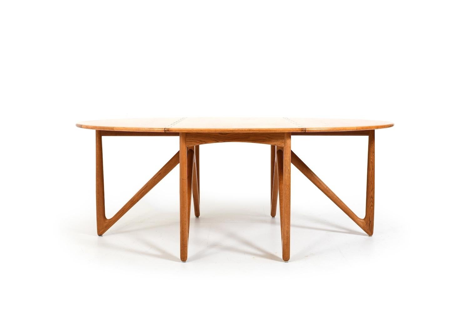 Drop leaf dining table in oak by Niels Koefoed, Denmark.Produced in 1960s by Koefoeds Hornslet Denmark. Table can be enlarged by folding sideways to a total of 195 cm. Finest danish quality. In original condition.