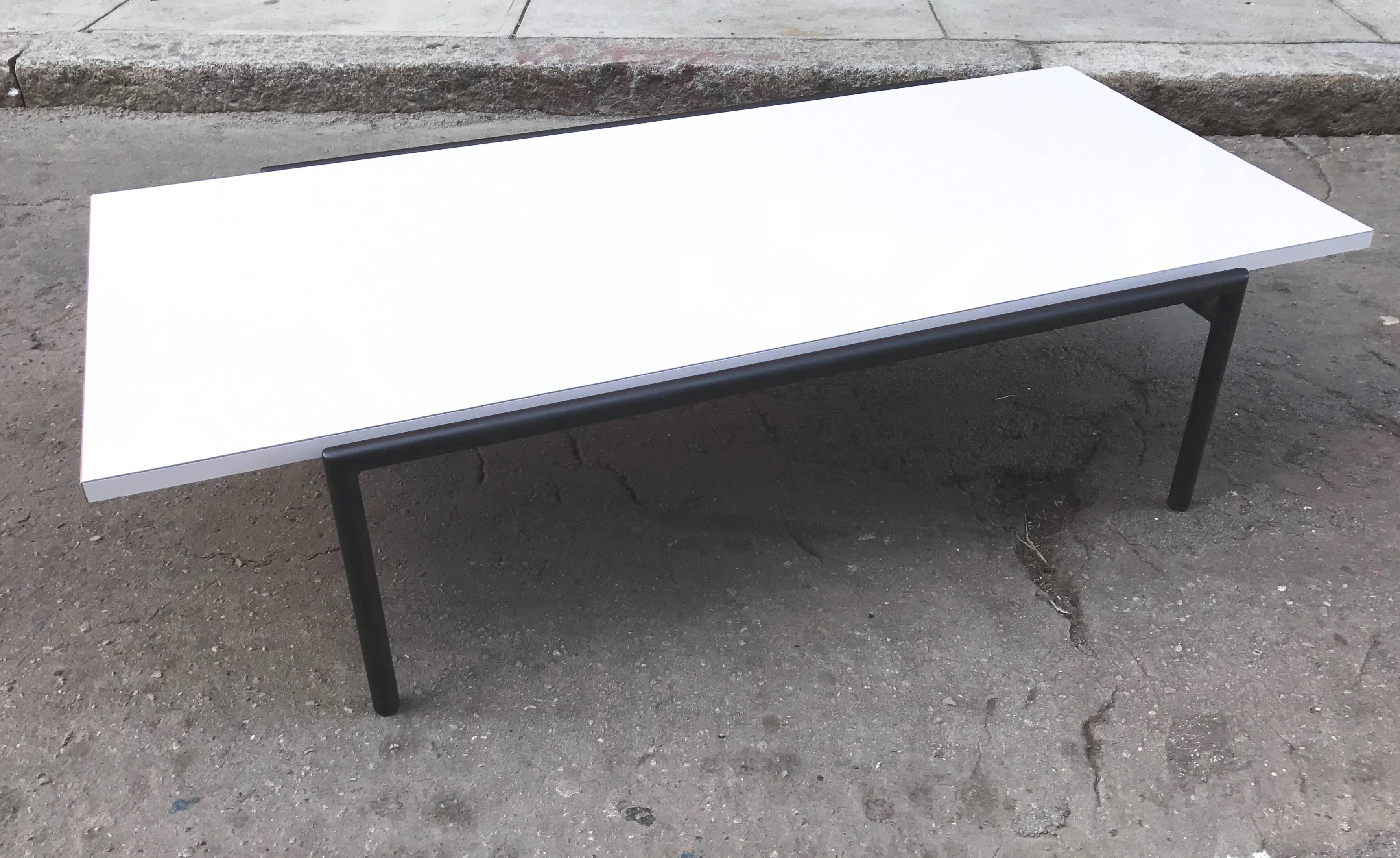 Low white laminate coffee table by architect Don Knorr (1922) with a black lacquer floating tubular frame, made by Vista of California during the 1950s. Don Knorr is an architect who did his graduate studies in design at Cranbrook. Knorr worked in