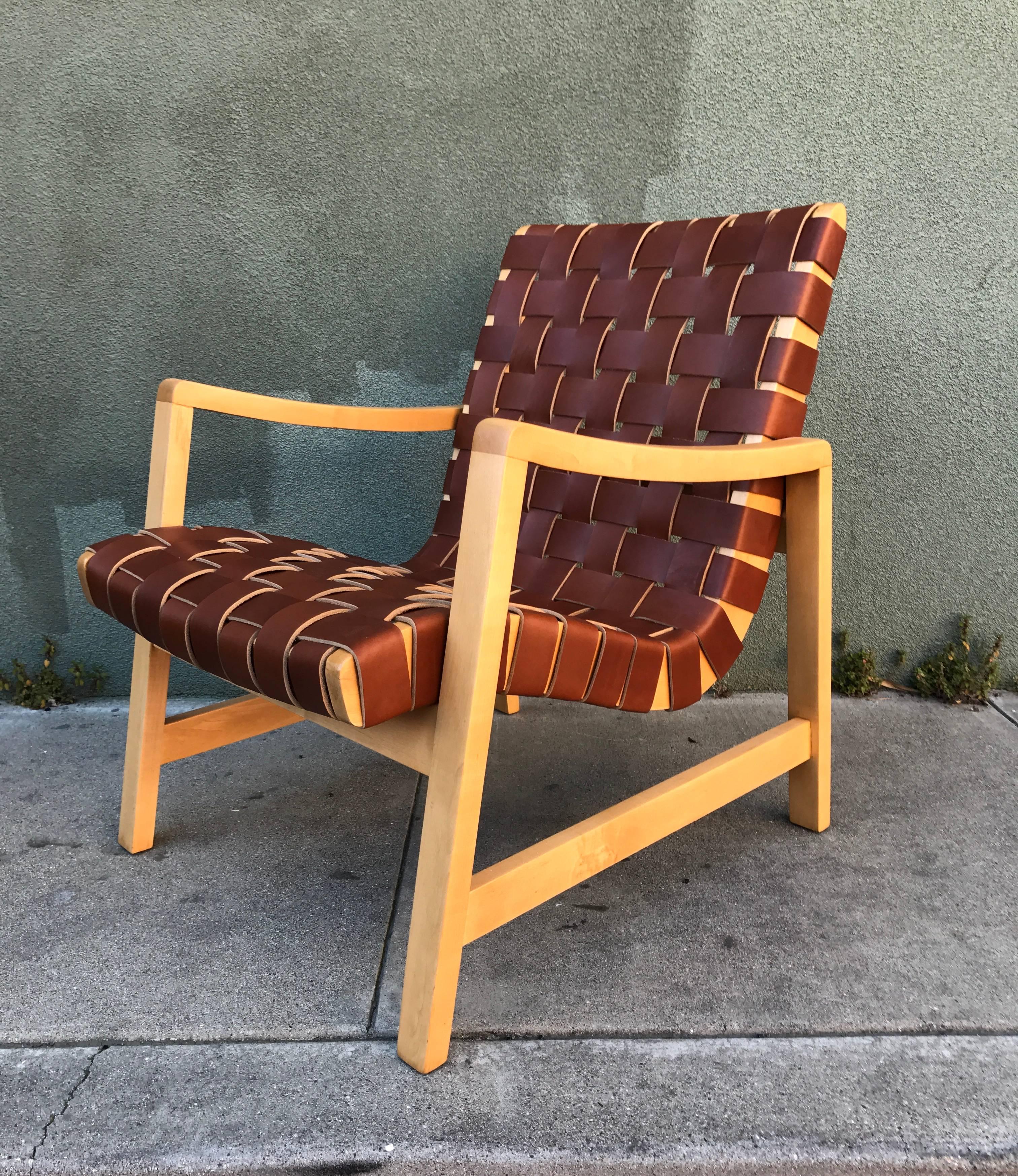 Created in 1941 for Knoll by designer Jens Risom is this model 652 U1/2 armchair. This model is a 1950s production (production run was from 1941 to 1960) that has been fully restored, the hard maple frame refinished and lacquered and rich brown