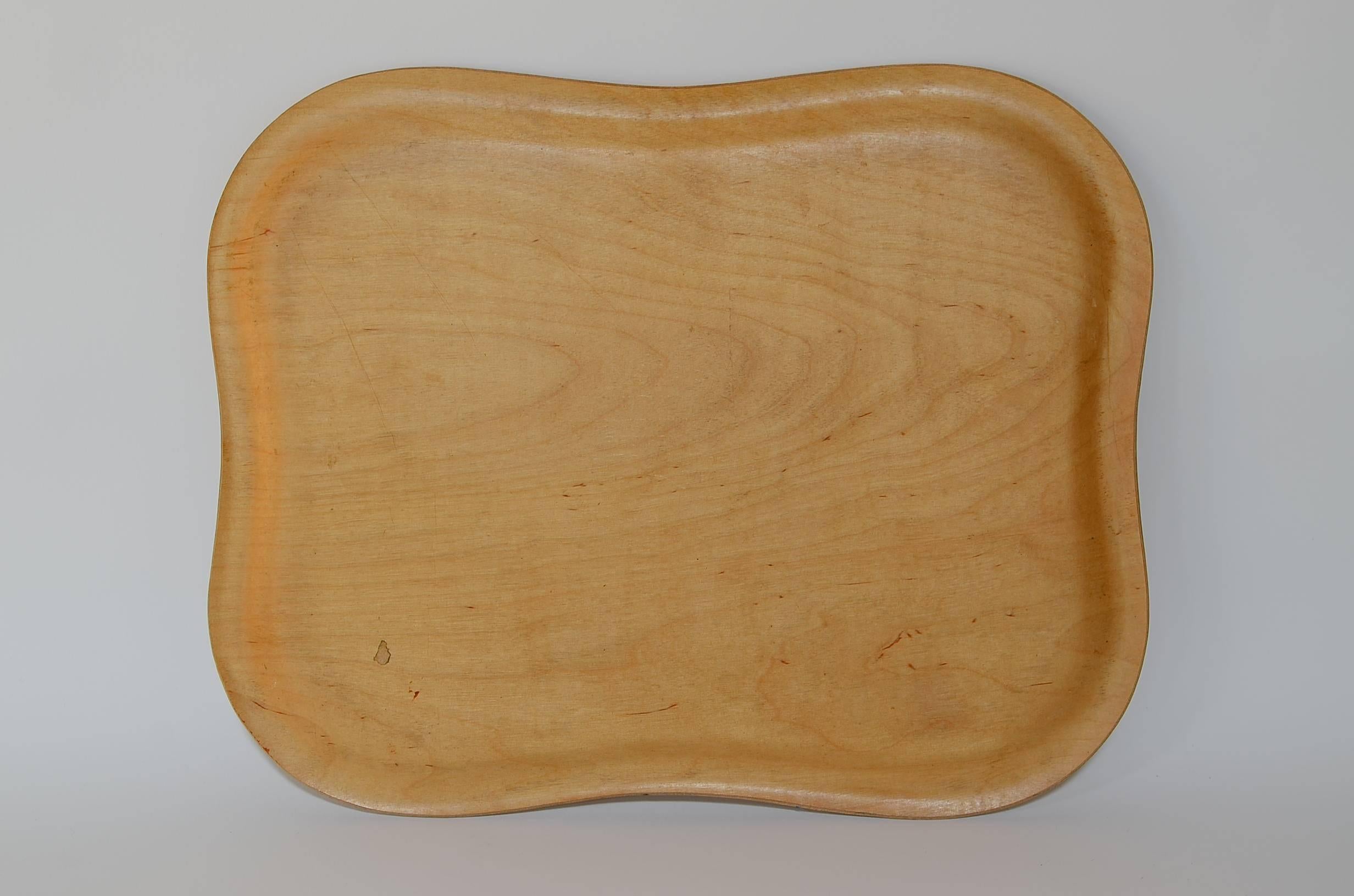 Beautiful organic shaped plywood trays designed by Tapio Wirkkala for Soinne et Kni, Helsinki. Soinne was the same company who produced the famous plywood leaf dishes for Wirkkala. Four available.