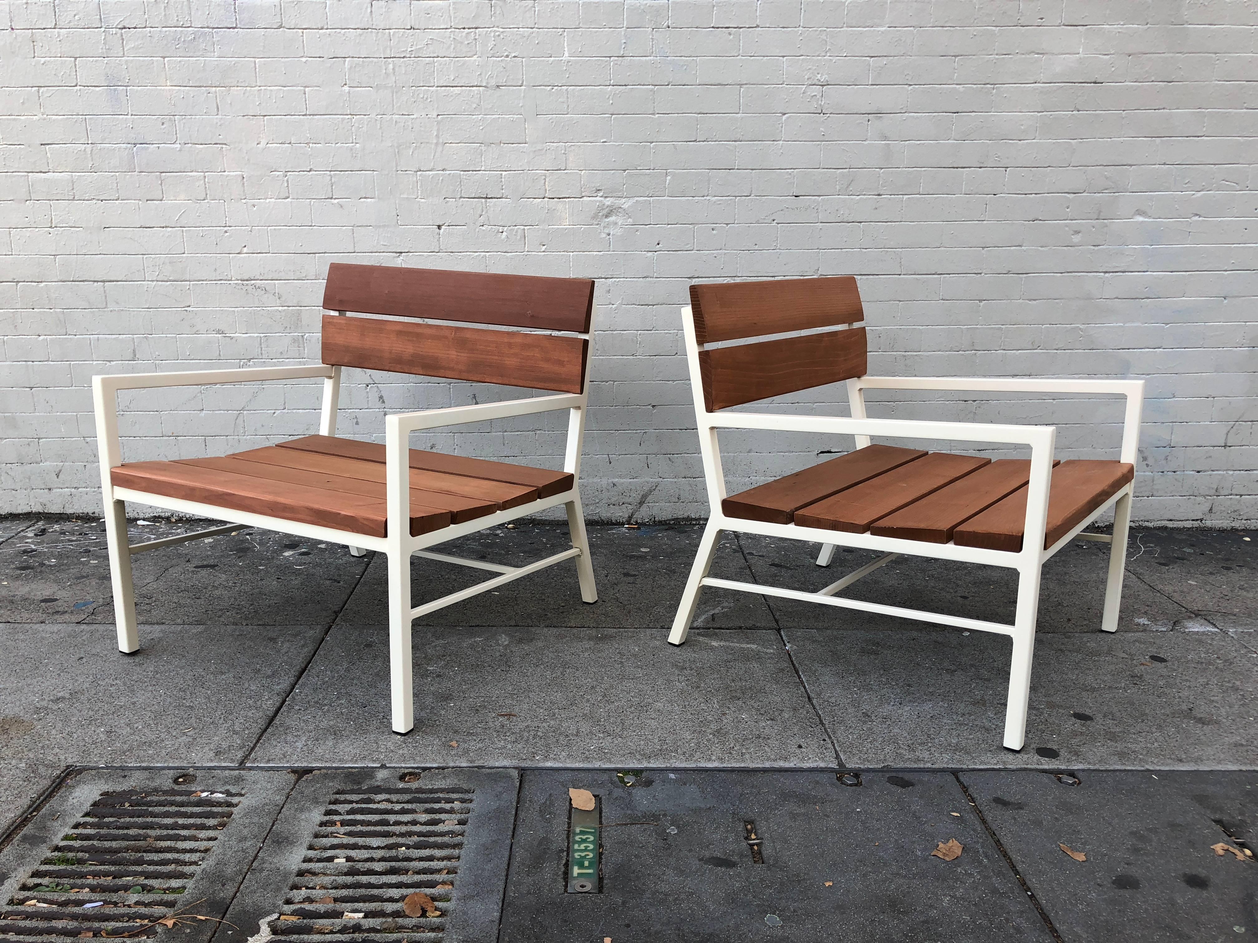 Very rare pair of aluminium and redwood lounge chairs designed by Hendrik Van Keppel and Taylor Green for Brown Jordan. These chairs were made in fairly low numbers, one reason why these chairs almost never surface in the market. The curved seat and