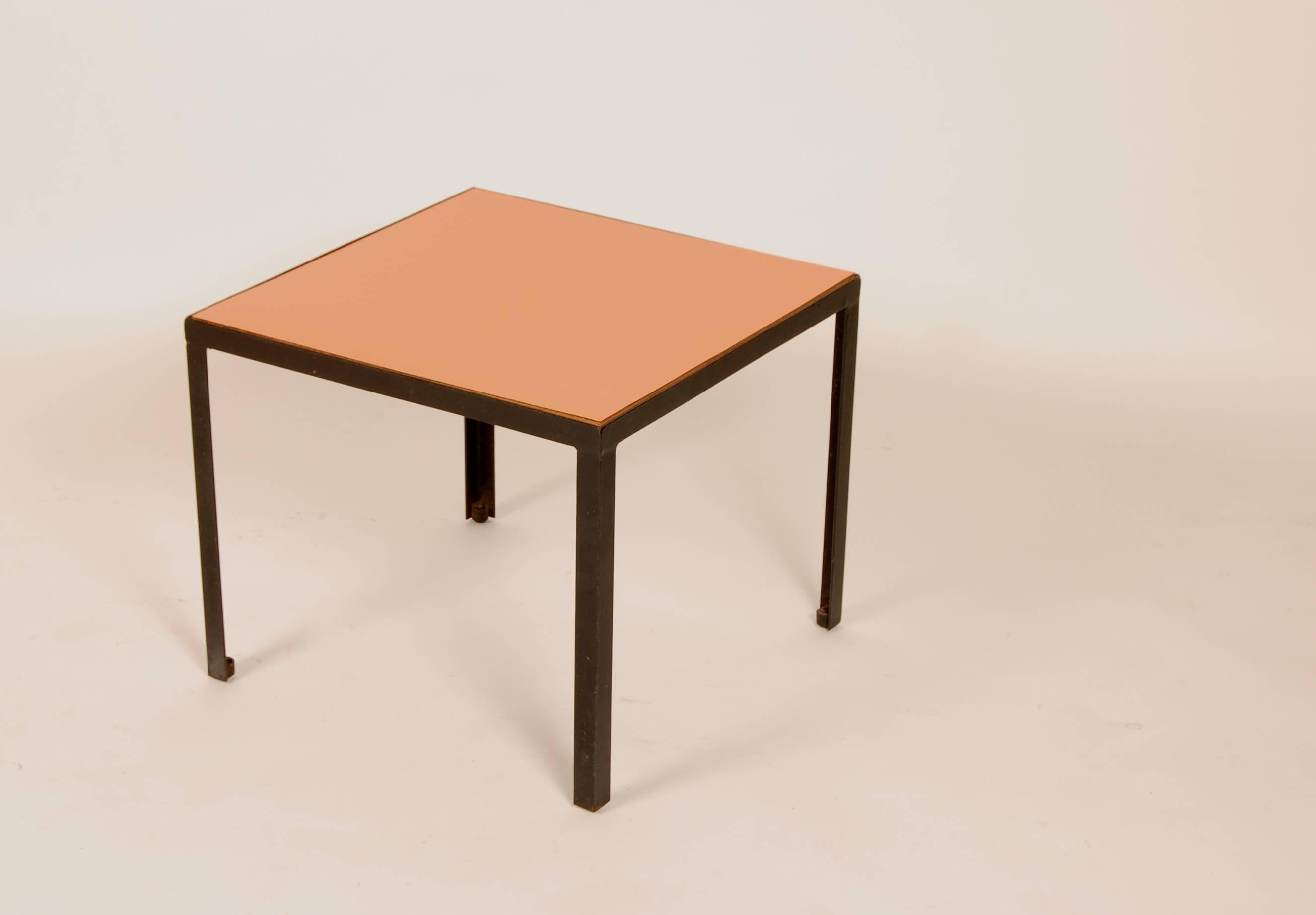 Petite side by 1950s California designer Muriel Coleman who's company was based in Berkeley, California and was part of the Pacifica Group. Square top with angle iron legs, the color of the laminate top is pale soft salmon / red color.