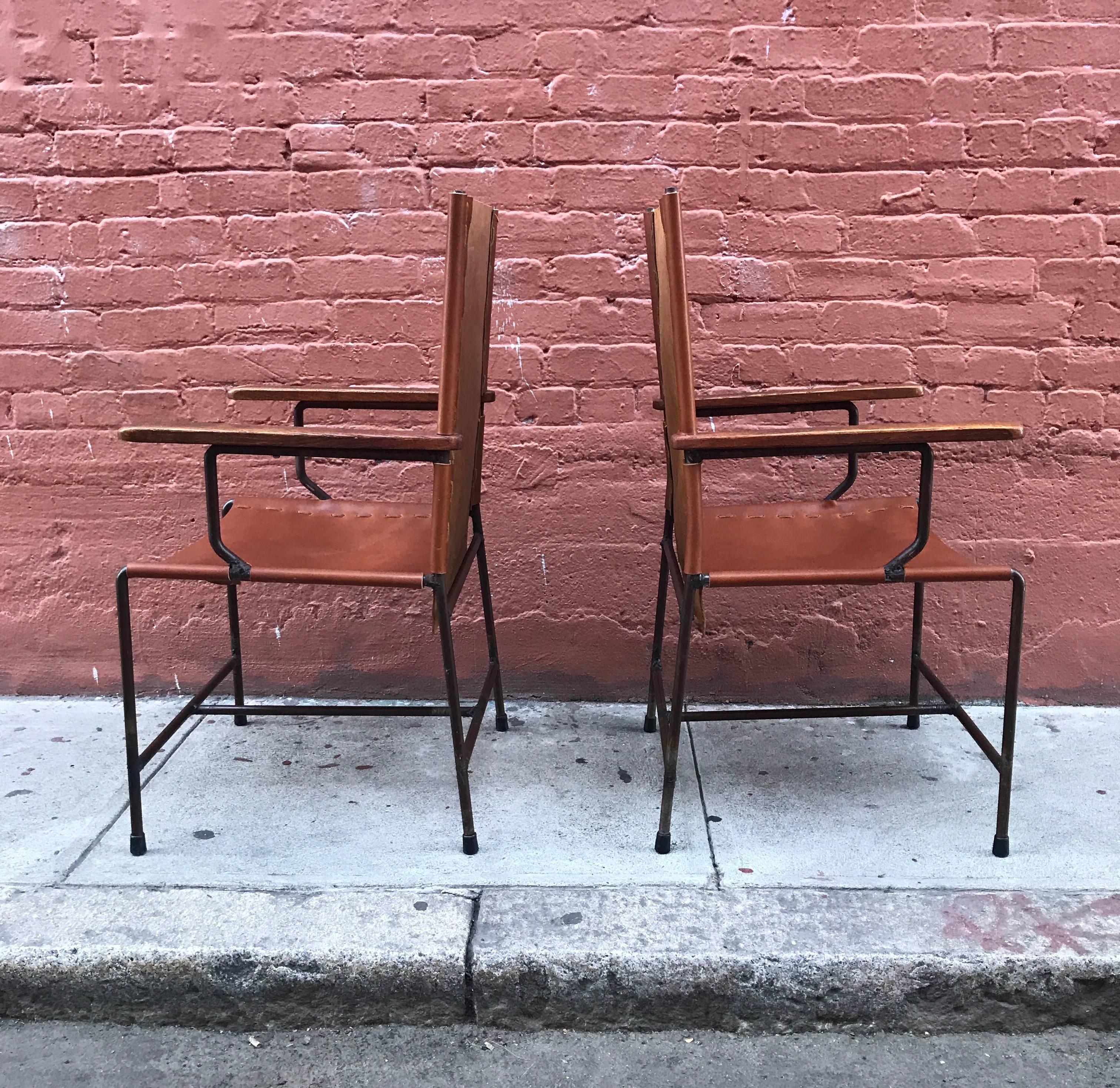 Mid-Century Modern Pair of Mexican Modern Armchairs in Iron and Leather, circa 1950s For Sale