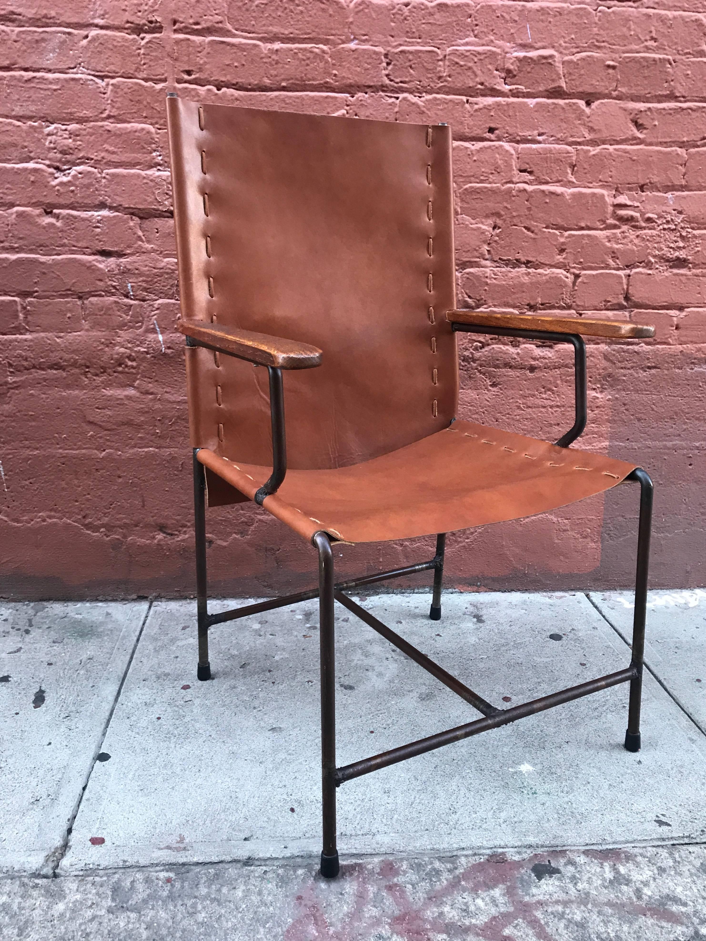 Mid-20th Century Pair of Mexican Modern Armchairs in Iron and Leather, circa 1950s For Sale