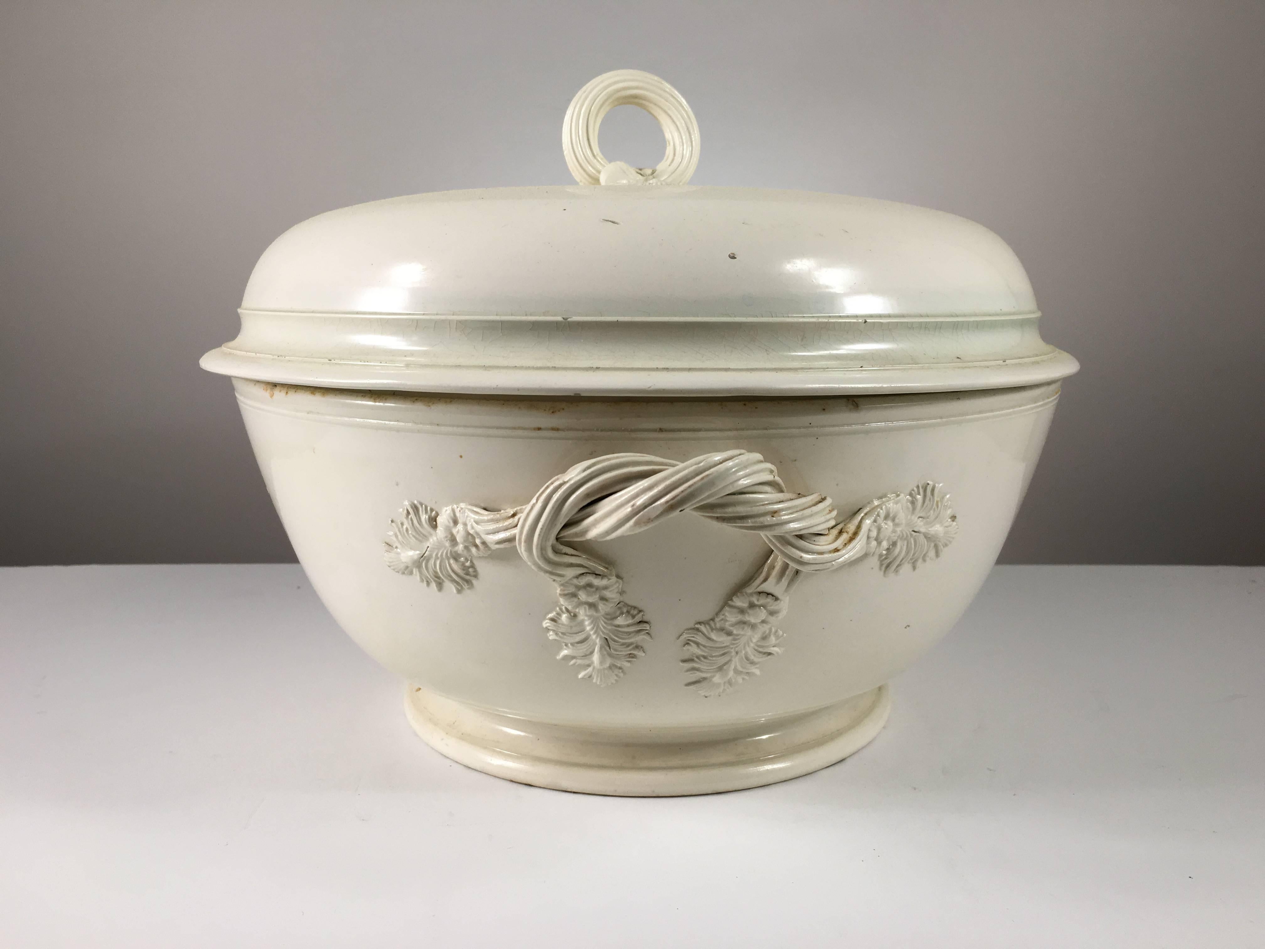 Large 18th Century Leeds Creamware Tureen with Lid, English In Good Condition In Doylestown, PA