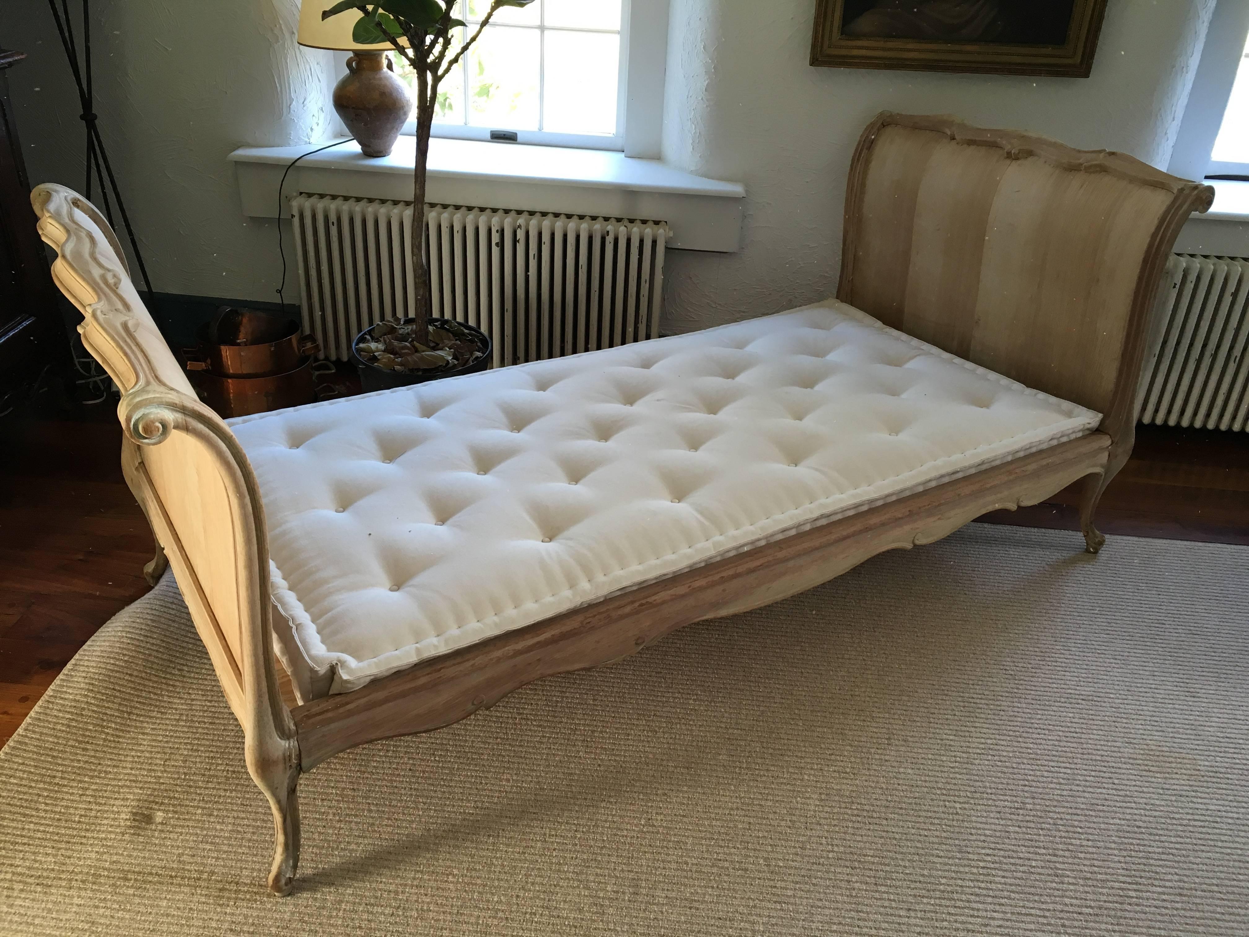 A French Louis XV style daybed in stripped and bleached pine, circa 1870, with cabriole legs, scalloped apron.
Mattress size: 39 x 76.