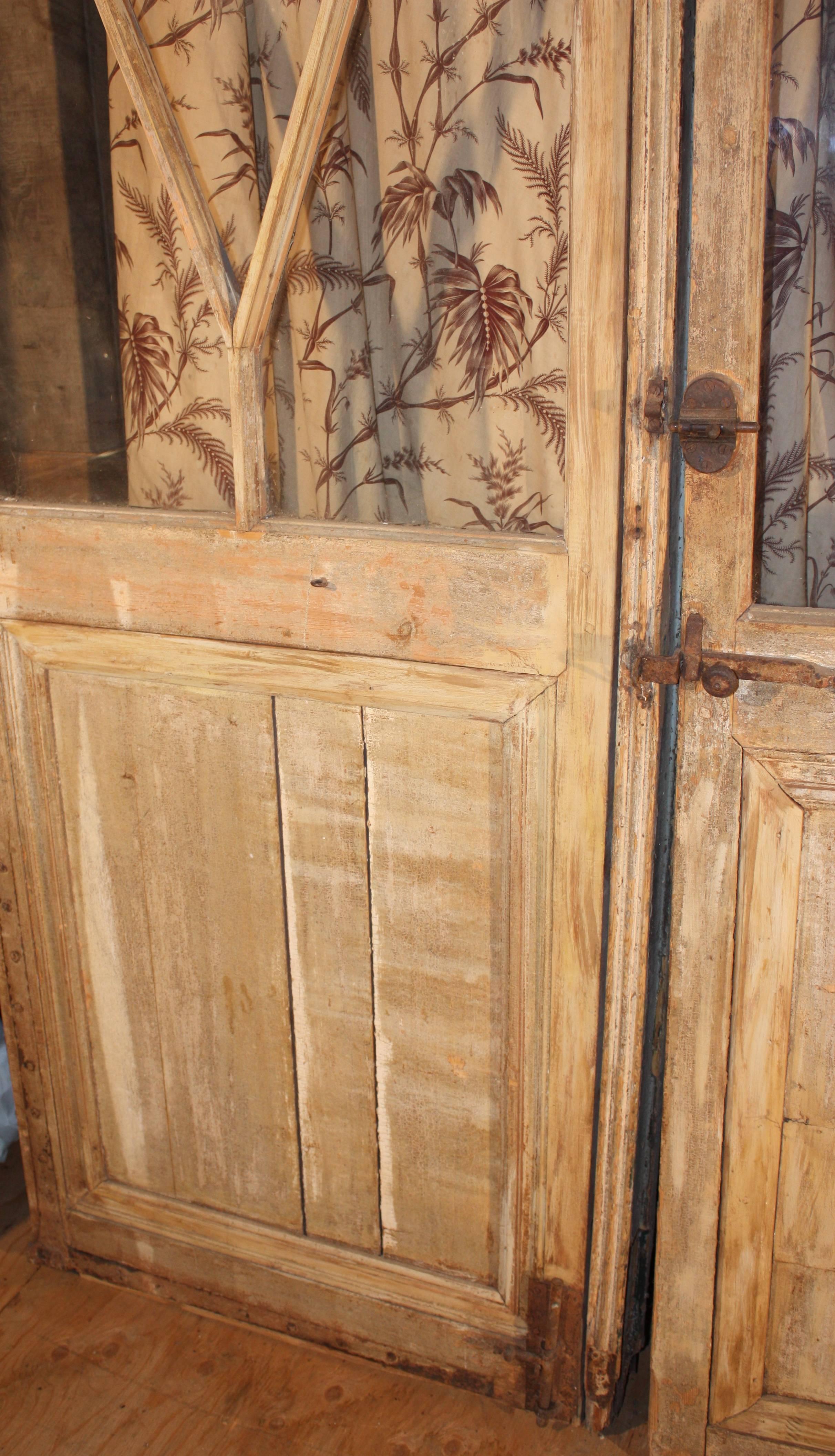 Große glasierte Boiserie-Paneele aus der Directoire-Periode mit Tür im Zustand „Starke Gebrauchsspuren“ im Angebot in Doylestown, PA