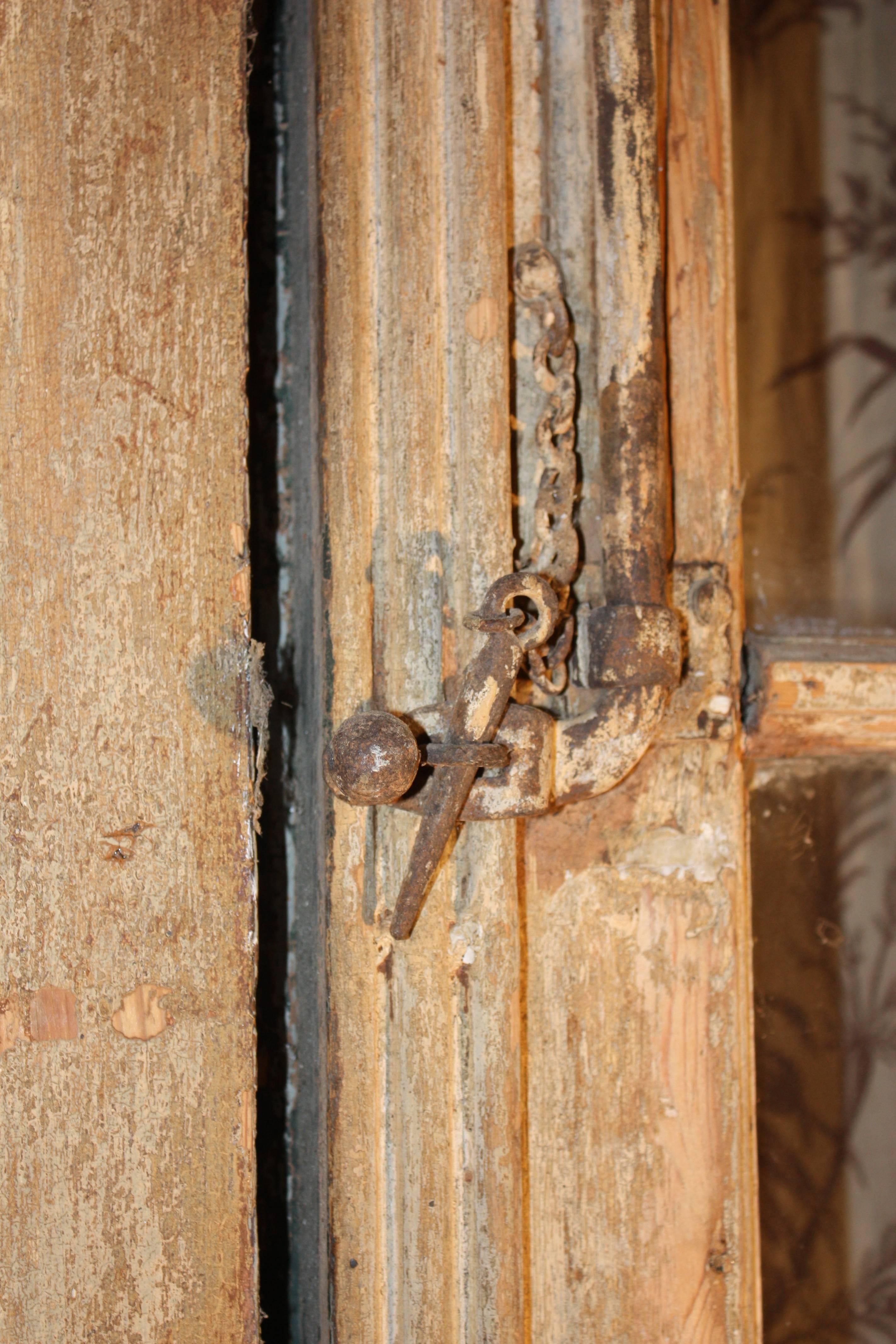 Große glasierte Boiserie-Paneele aus der Directoire-Periode mit Tür (19. Jahrhundert) im Angebot