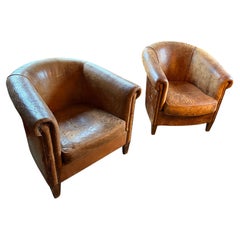 Paire assortie de fauteuils de salon français en cuir, vers 1930