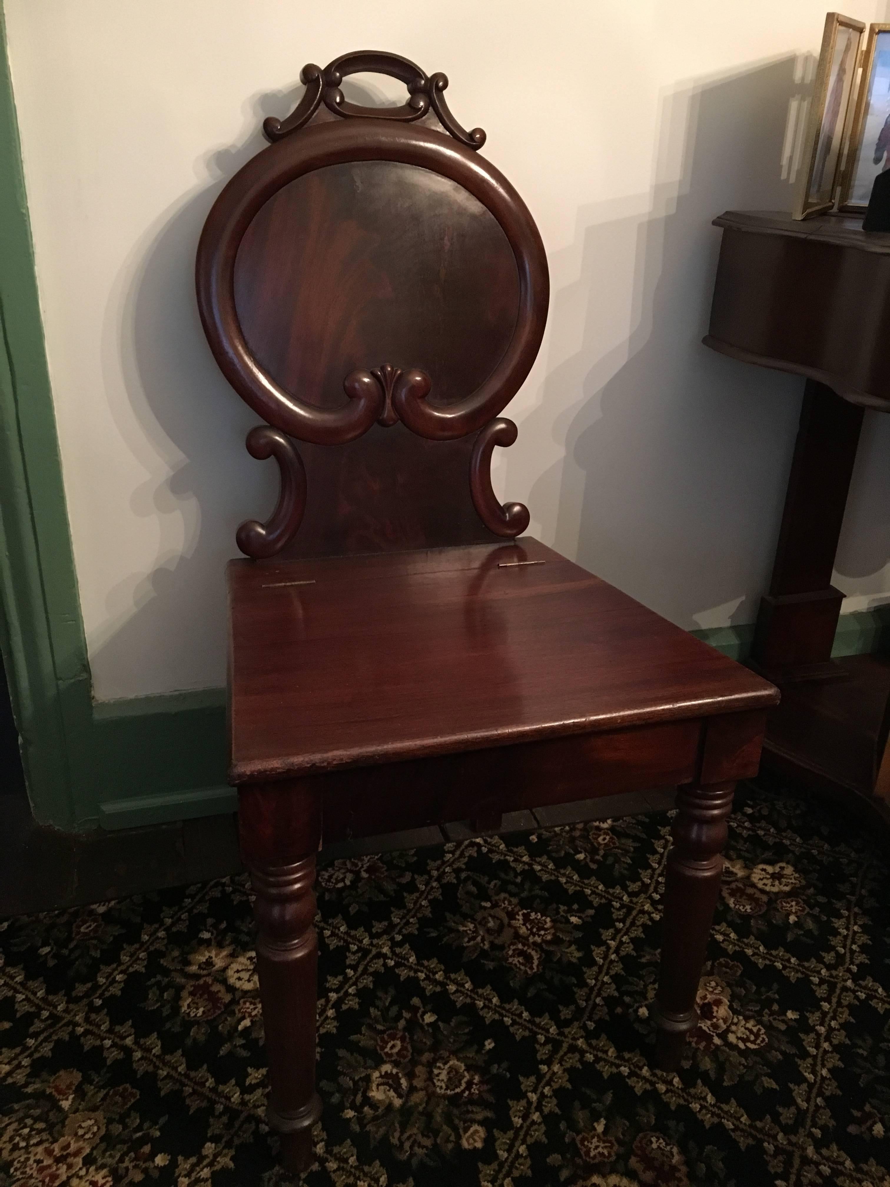 Pair of English Regency Mahogany Hall Chairs, circa 1850 In Excellent Condition In Doylestown, PA