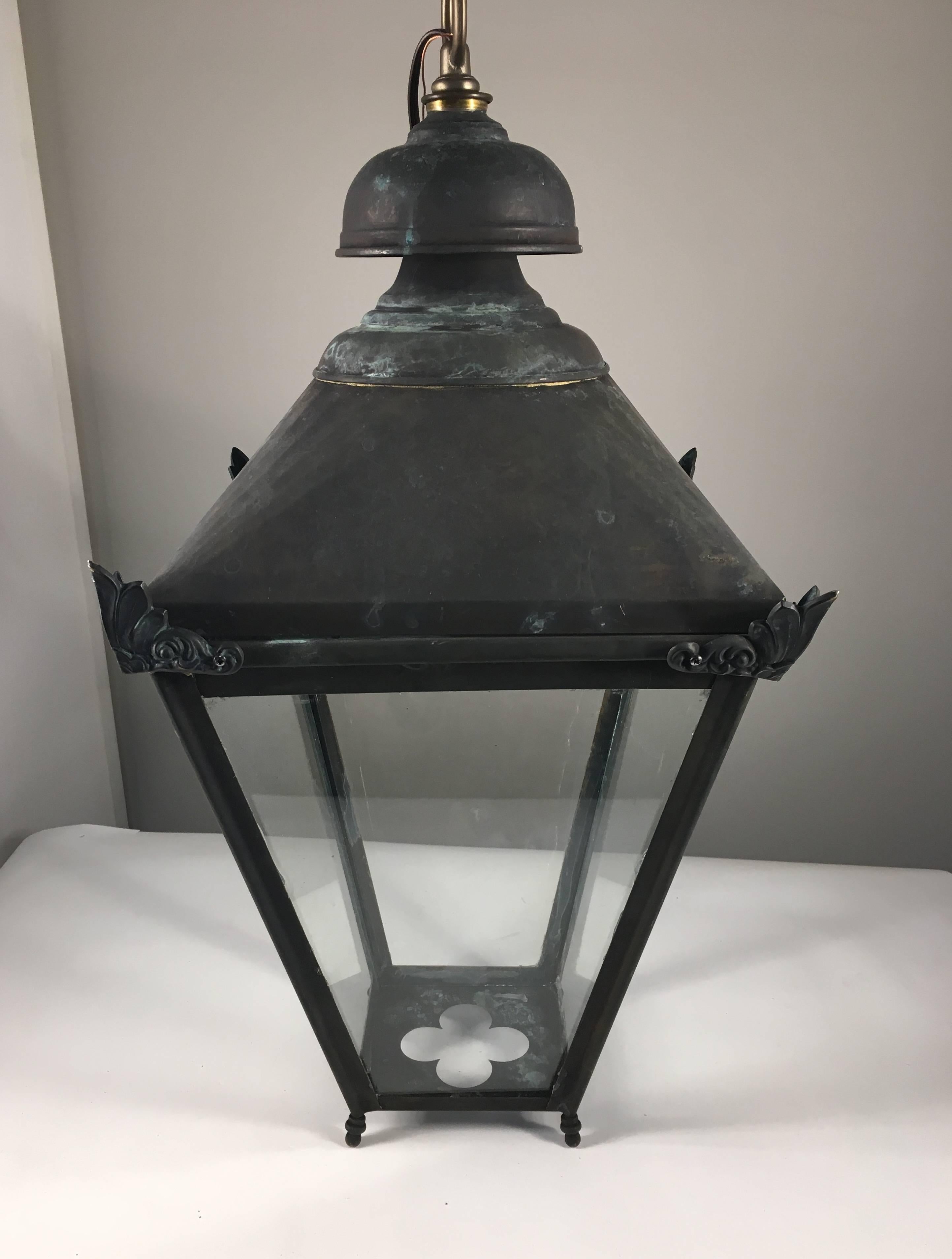 A nice hanging hall lantern in copper with glass panes on four sides, 20th century, recently wired with a porcelain socket at the top. Excellent condition.