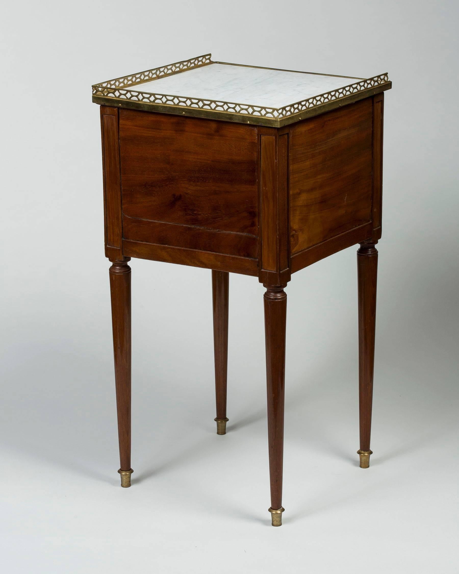 Mahagoni-Nachttisch im Stil Louis XVI. (Französisch) im Angebot