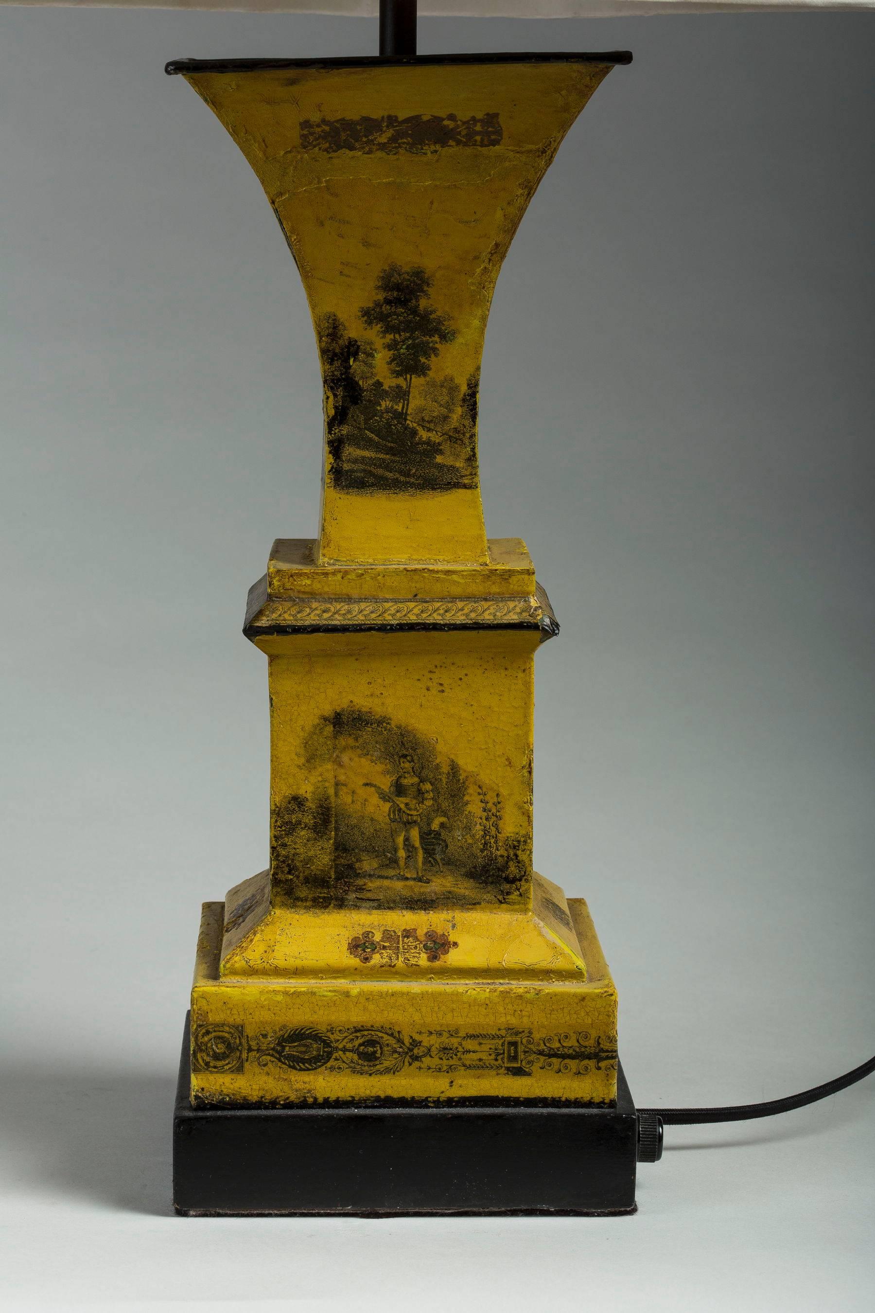 Paire d'urnes romantiques en tôle jaune montées en lampes 1