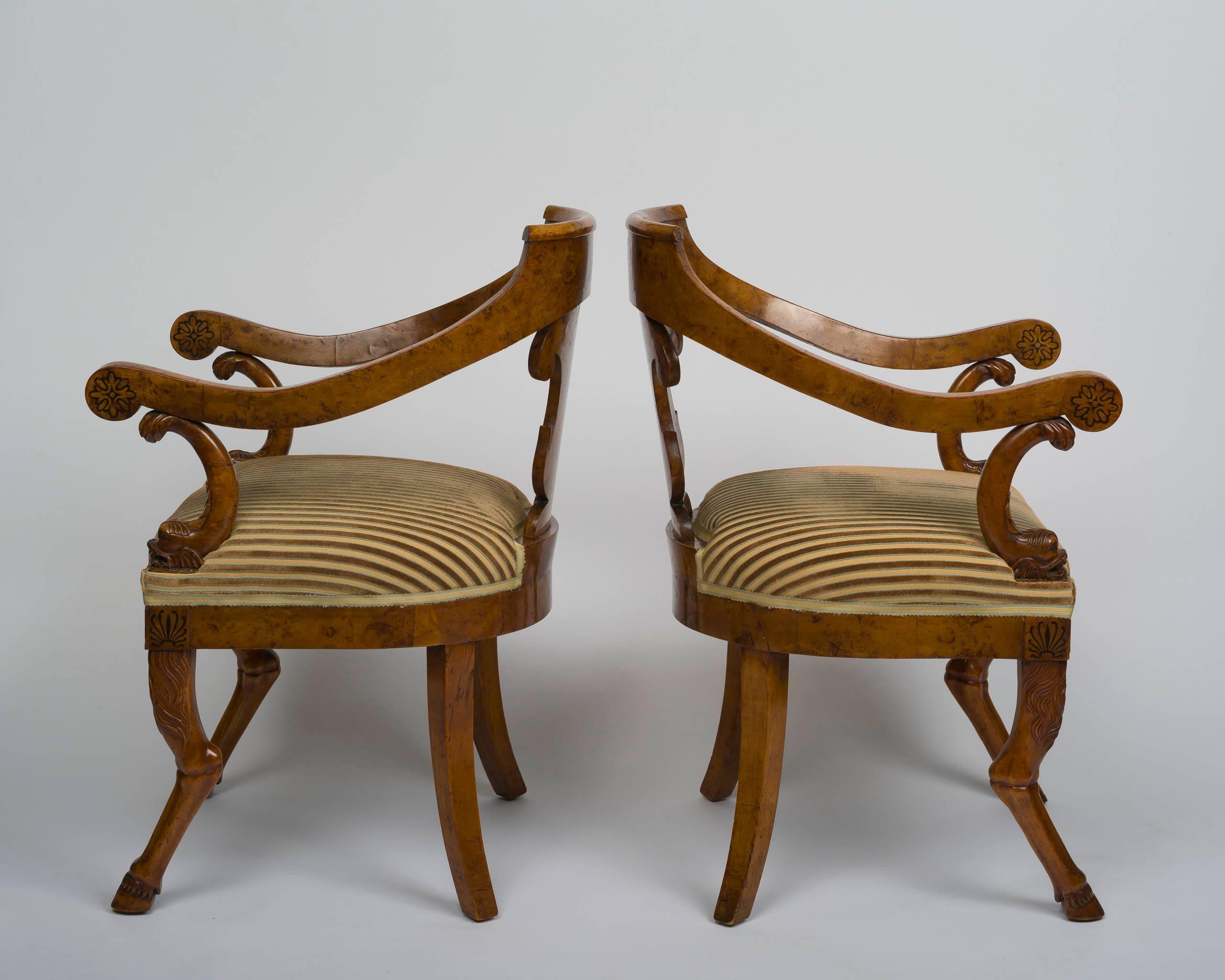 Paar Consulat-Sessel aus Birkenholz mit Ebenholz-Intarsien, gestempelt Jacob Frres (Französisch) im Angebot