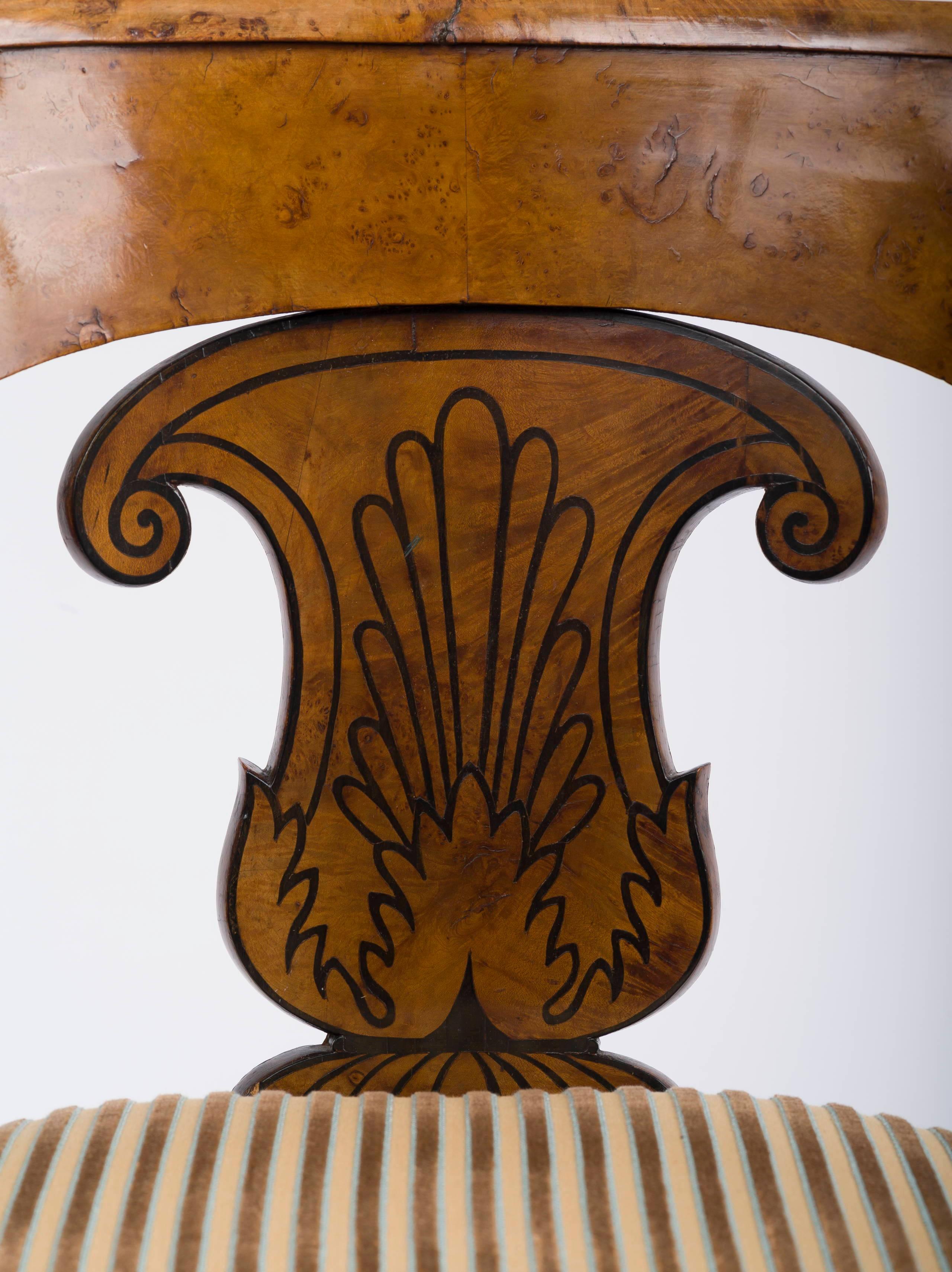 XIXe siècle Paire de fauteuils Consulat en bois de bouleau incrusté d'ébène estampillés Jacob Frres en vente