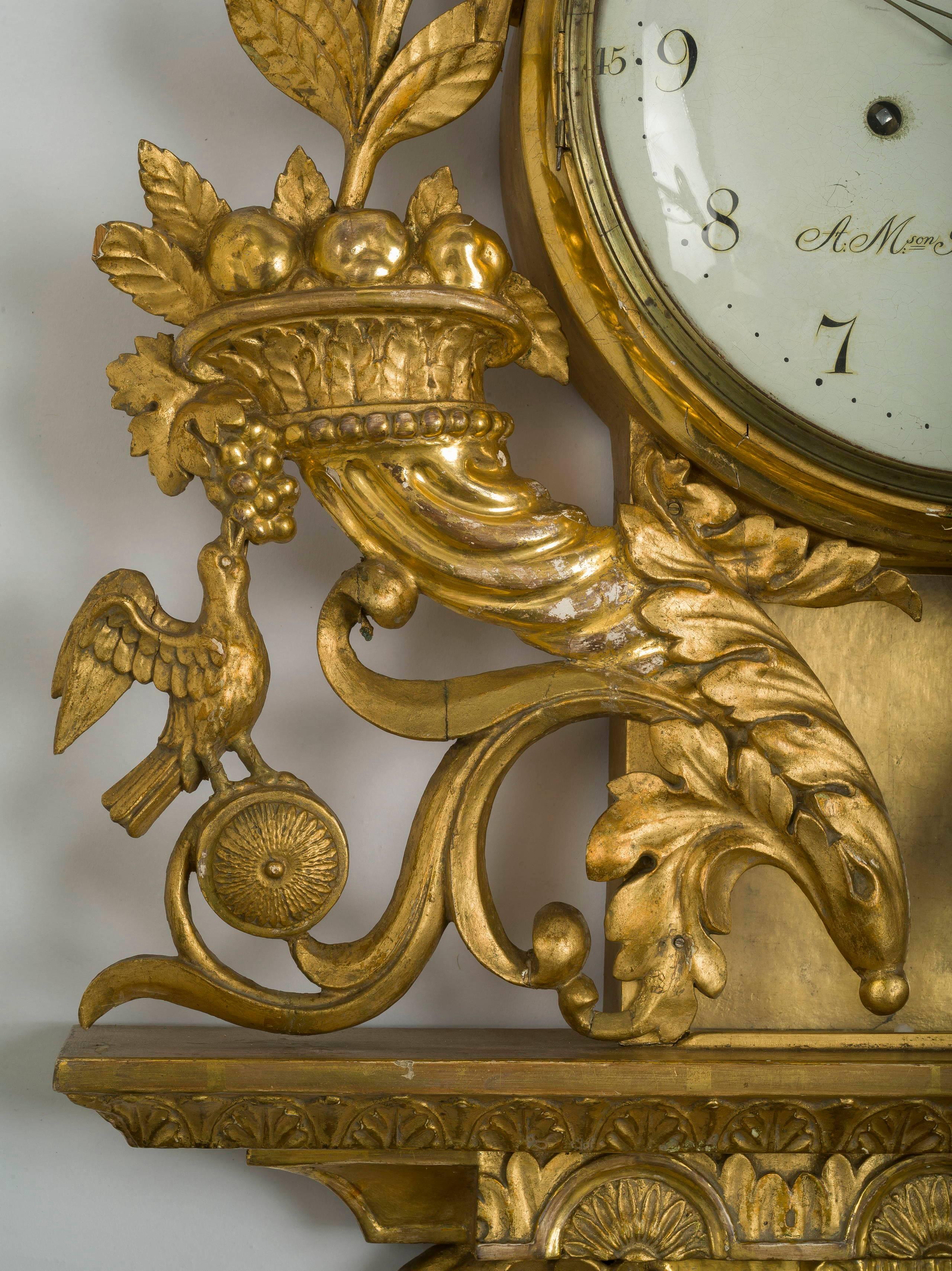 Néoclassique Cartel suédois néoclassique en bois doré en vente