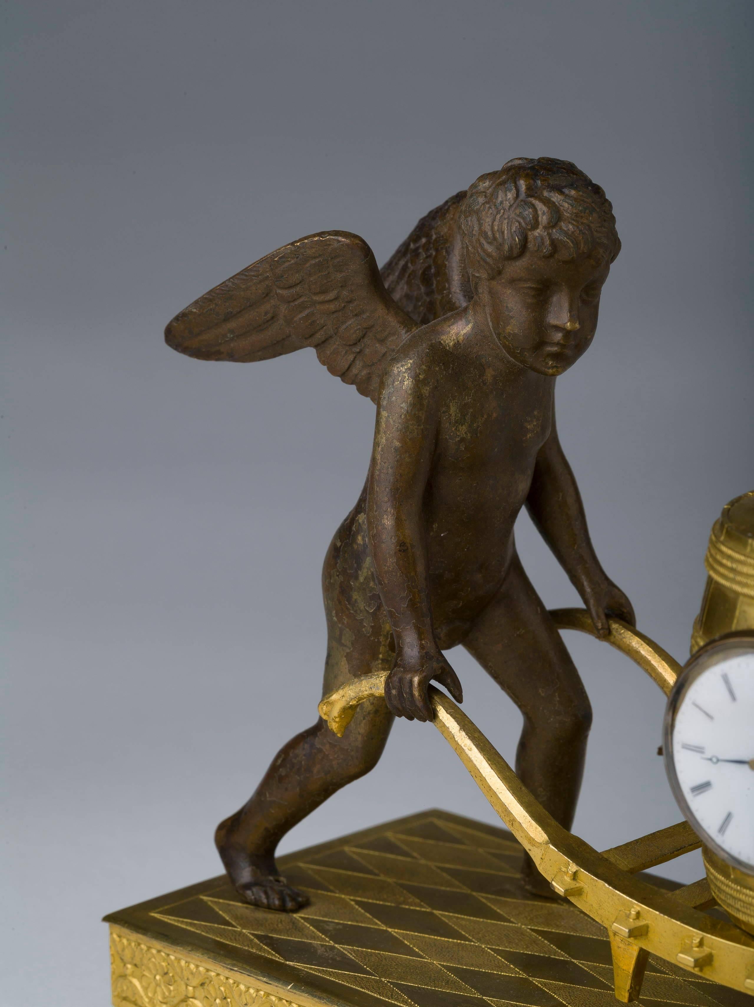 Empire Empire-Figurenuhr aus Goldbronze und patinierter Bronze (19. Jahrhundert) im Angebot