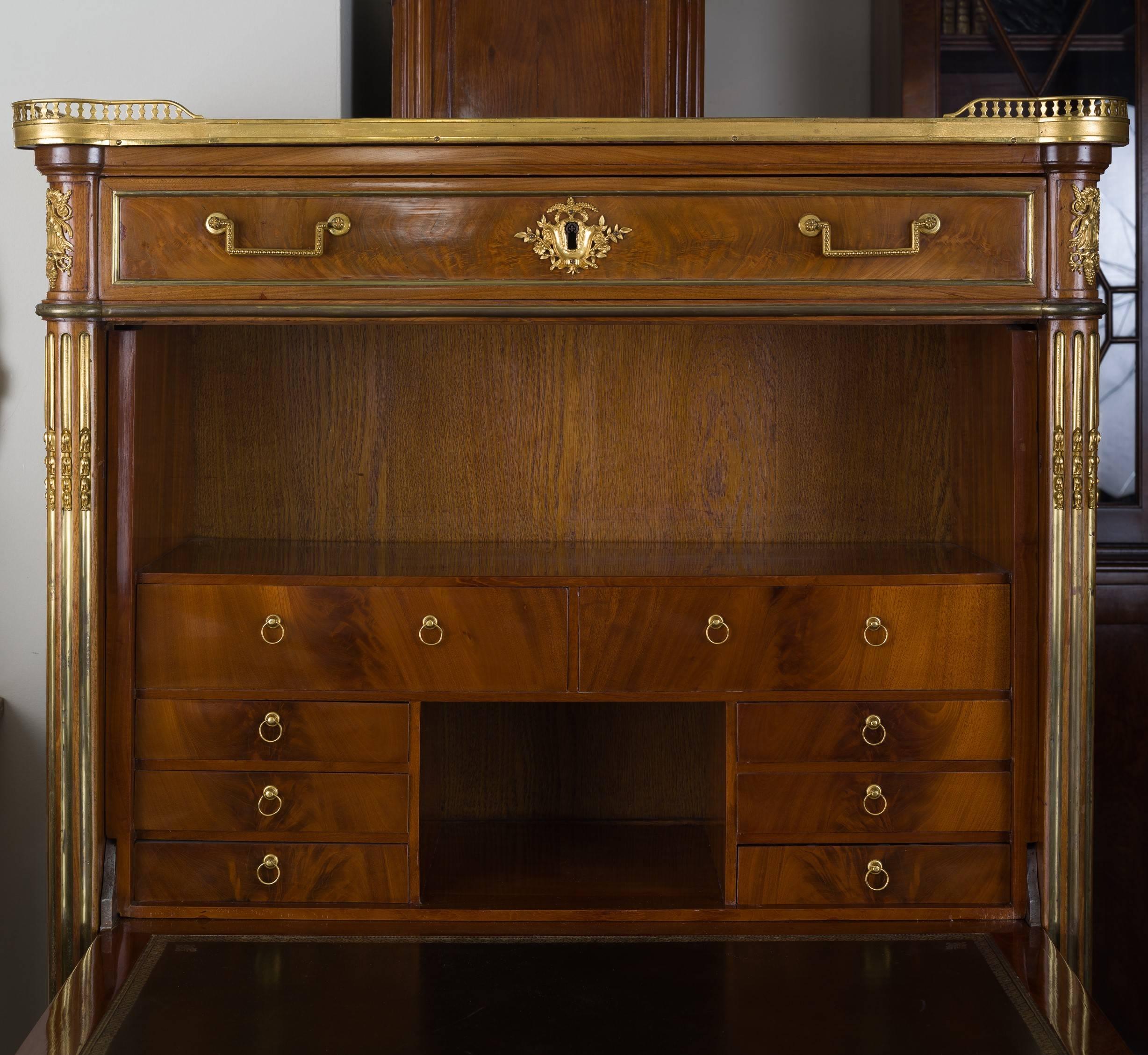 Secretaire Luigi XVI in mogano ormolato con timbro Sotto In condizioni ottime in vendita a Kittery Point, ME